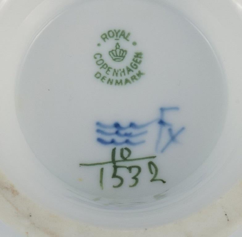 Deux courbes de fleurs bleues de Royal Copenhagen, un bol et un plat. en vente 1