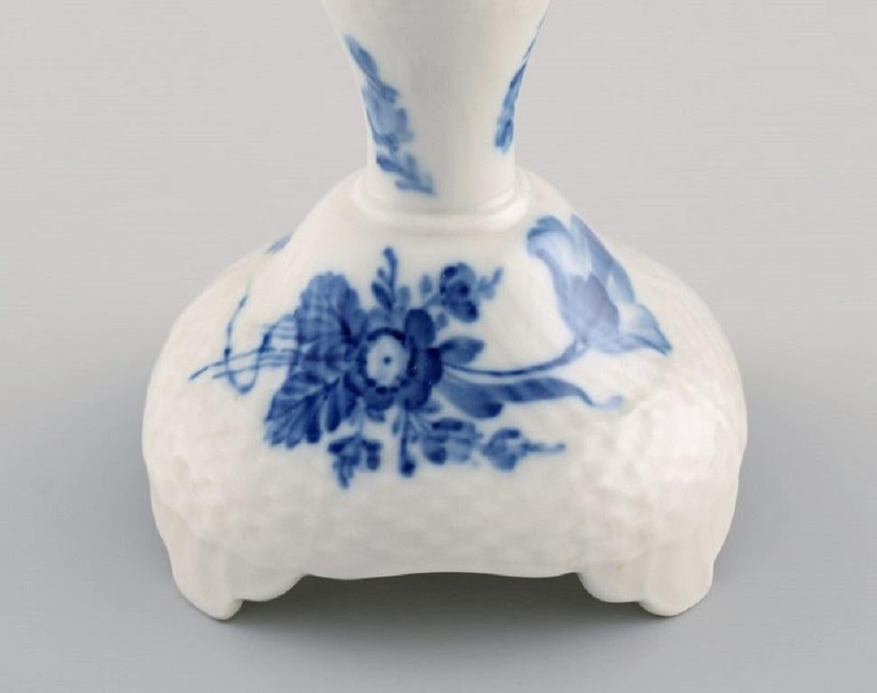 Milieu du XXe siècle Deux bougeoirs courbés à fleurs bleues Royal Copenhagen, numéro de modèle 10/1711 en vente