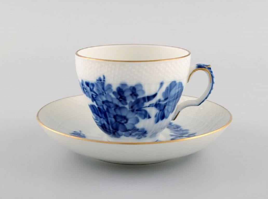 Two Royal Copenhagen blue flower curved coffee cups with saucers with gold edge. 1960s.
Model number 10/1549.
The cup measures: 7.5 x 6 cm.
Saucer diameter: 13 cm.
In excellent condition.
Stamped.
1st factory quality.