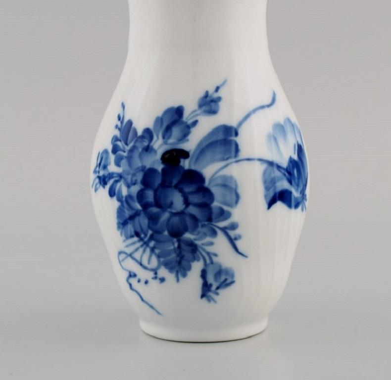 Danois Deux vases courbés à fleurs bleues de Royal Copenhagen, 19801984 en vente