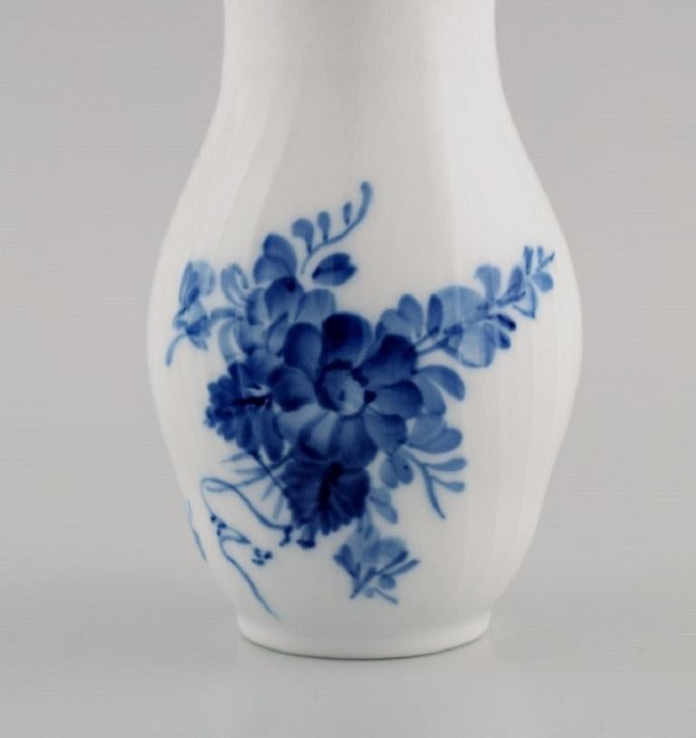 Dos jarrones curvos con flores azules de Royal Copenhagen, 1980-1984 Pintado a mano en venta
