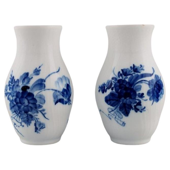 Dos jarrones curvos con flores azules de Royal Copenhagen, 1980-1984