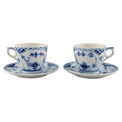 Dos tazas de café con platillos Royal Copenhagen de media cola acanalada azul