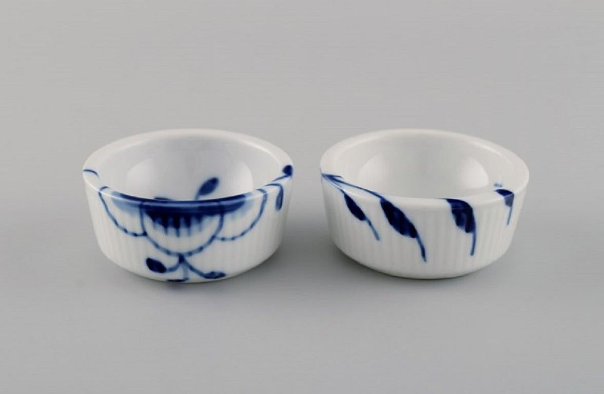 Dos saleros Mega acanalados azules de Royal Copenhagen. 
Siglo XXI. 
Model No. 548.
Medidas: 6,7 x 3,2 cm.
En excelente estado.
Sellado.
1ª calidad de fábrica.