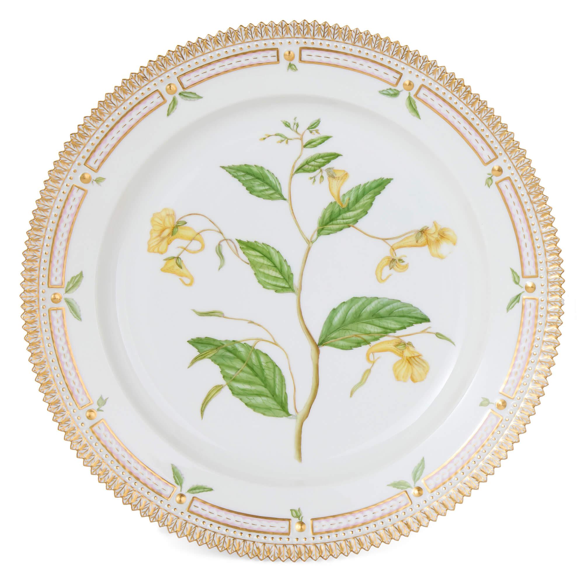 Rococò Due piatti da portata Royal Copenhagen in porcellana danese Flora Danica in vendita