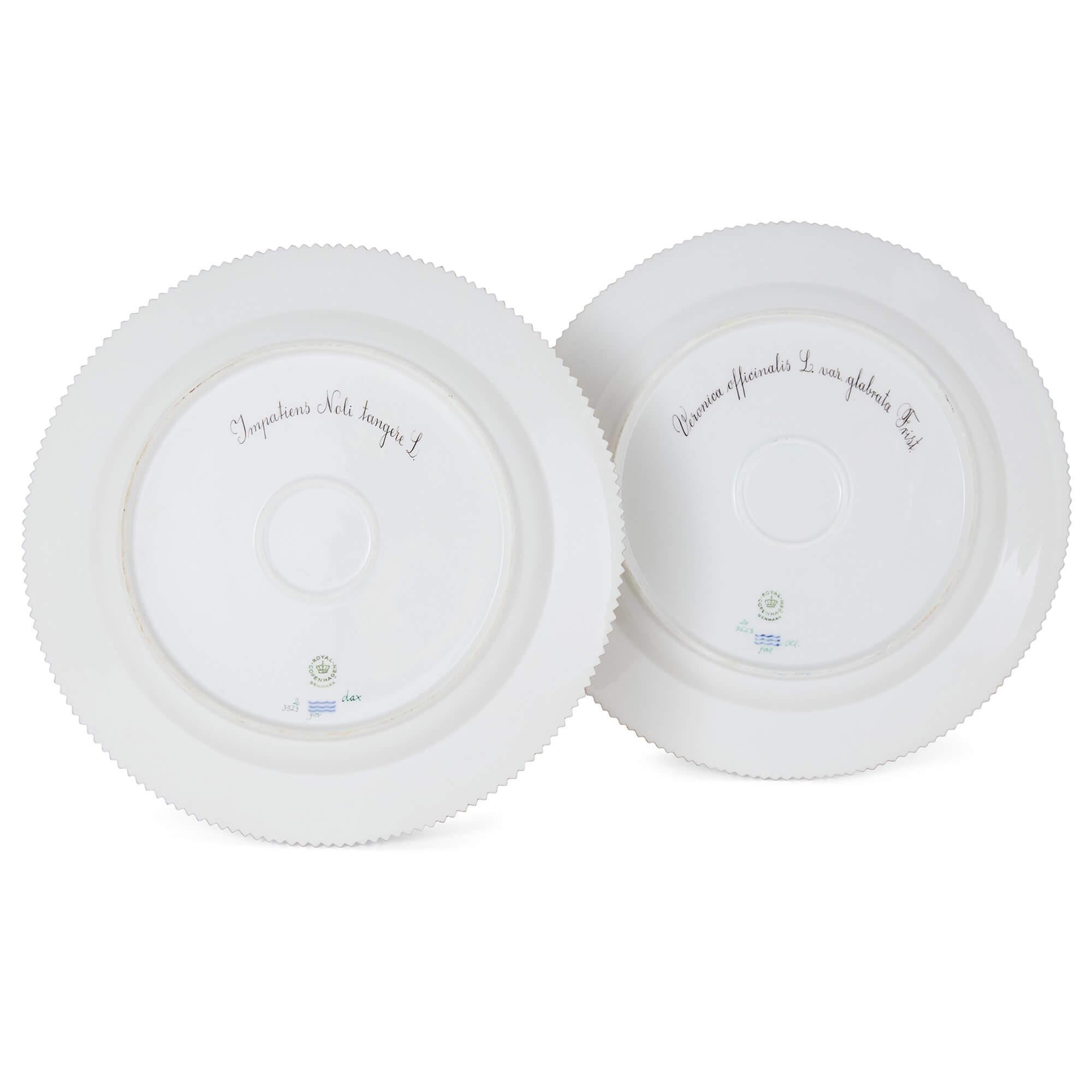 Porcellana Due piatti da portata Royal Copenhagen in porcellana danese Flora Danica in vendita