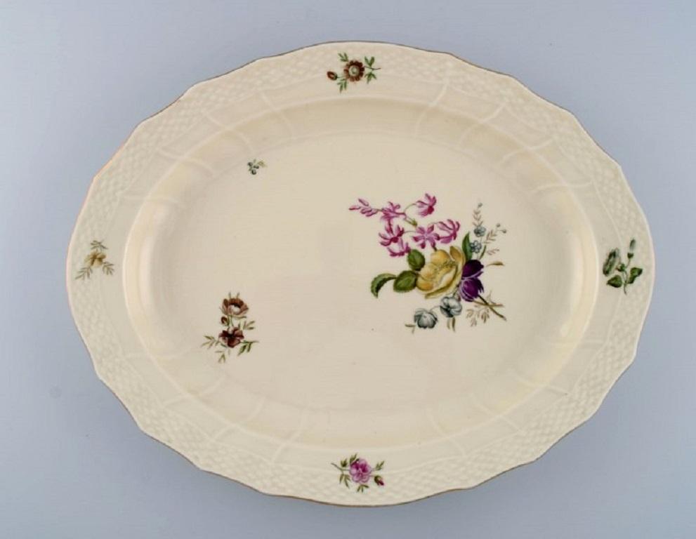 Two Royal Copenhagen Frijsenborg serving dishes in hand-painted porcelain with flowers and gold edge. 1950s.
Largest measures: 37 x 29.5 x 4 cm.
In excellent condition.
Stamped.
3rd Factory quality.