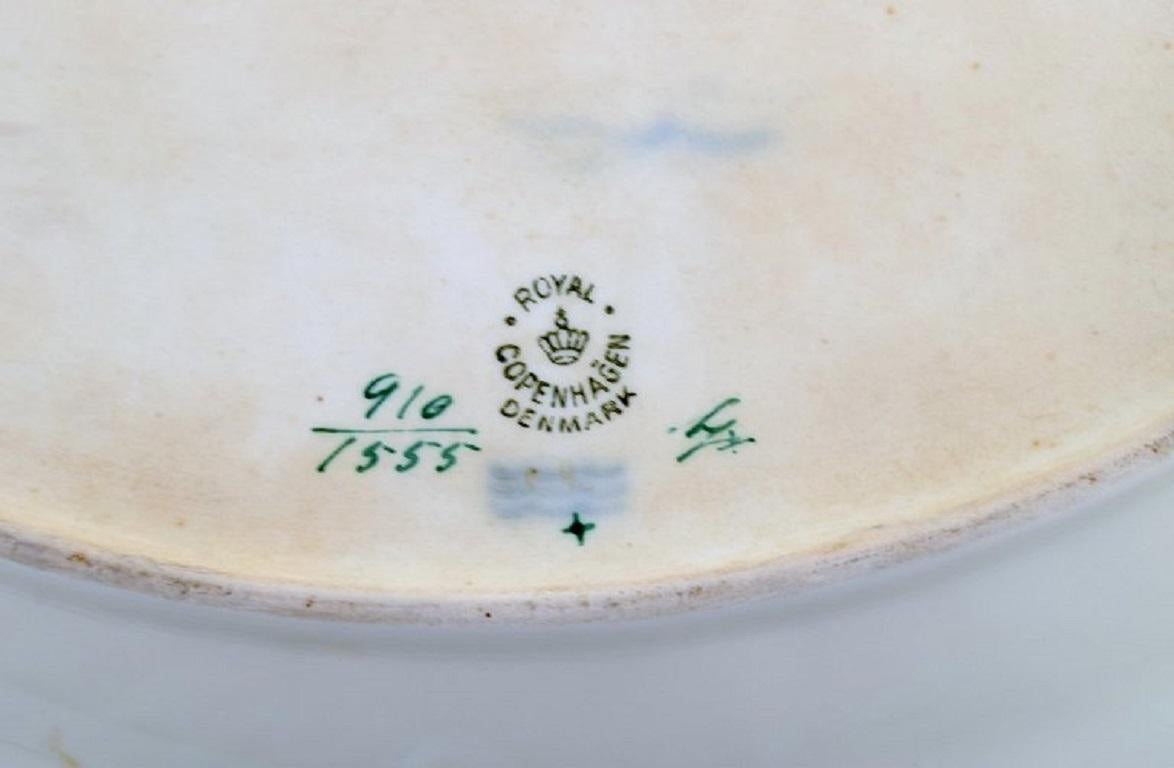 Milieu du XXe siècle Deux plats de service Royal Copenhagen Frijsenborg en porcelaine peinte à la main en vente