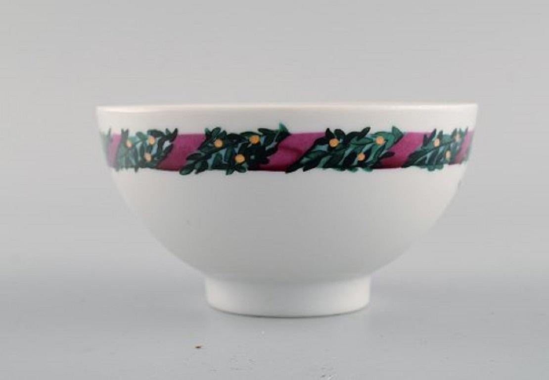 Danese Due ciotole Jingle Bells di Royal Copenhagen, decorate con abete rosso e nastro. in vendita