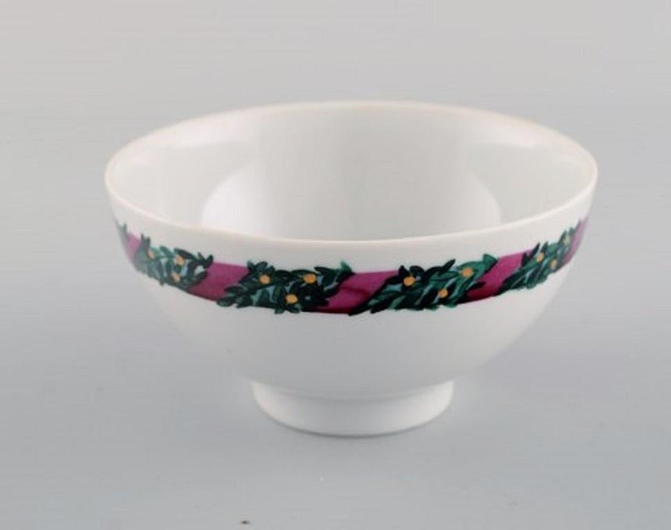 Dipinto a mano Due ciotole Jingle Bells di Royal Copenhagen, decorate con abete rosso e nastro. in vendita