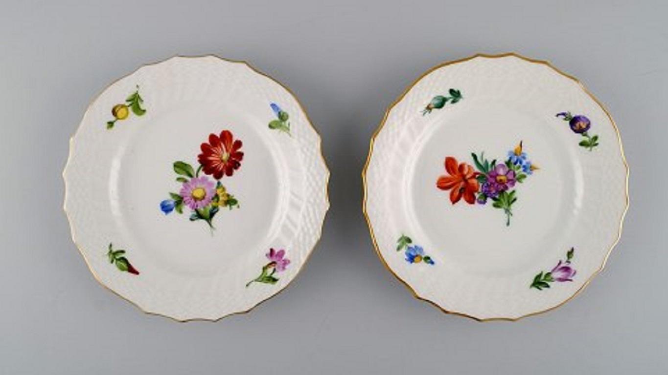 Two Royal Copenhagen Saxon flower coffee cups with saucers and two plates.
The cup measures: 7.5 x 5.5 cm.
The saucer measures: 13 cm.
The plate measures: 15.5 cm.
In excellent condition.
Stamped.
2nd factory quality.