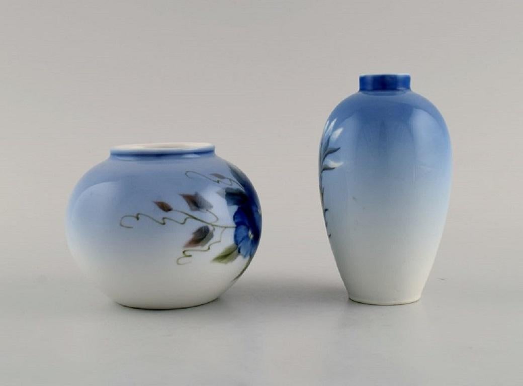 Zwei Royal Copenhagen Vasen aus handbemaltem Porzellan mit Blumen. 
1960s.
Größte Maße: 11,5 x 7 cm.
In ausgezeichnetem Zustand.
Gestempelt.
