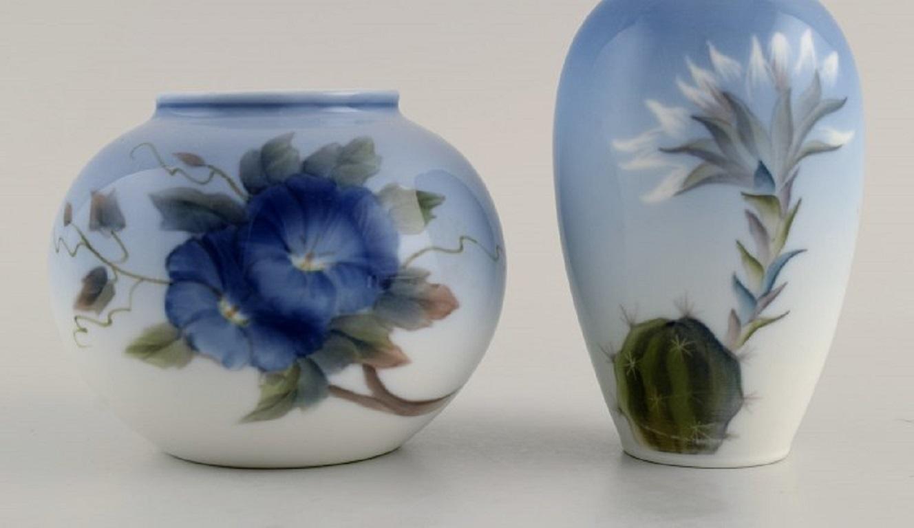 Royal Copenhagen-Vasen aus handbemaltem Porzellan mit Blumen, 1960er Jahre (Handbemalt) im Angebot