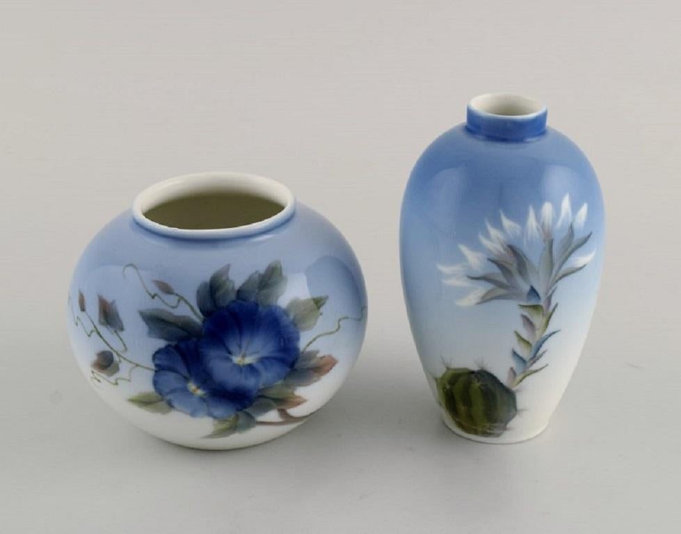 Royal Copenhagen-Vasen aus handbemaltem Porzellan mit Blumen, 1960er Jahre (Mitte des 20. Jahrhunderts) im Angebot