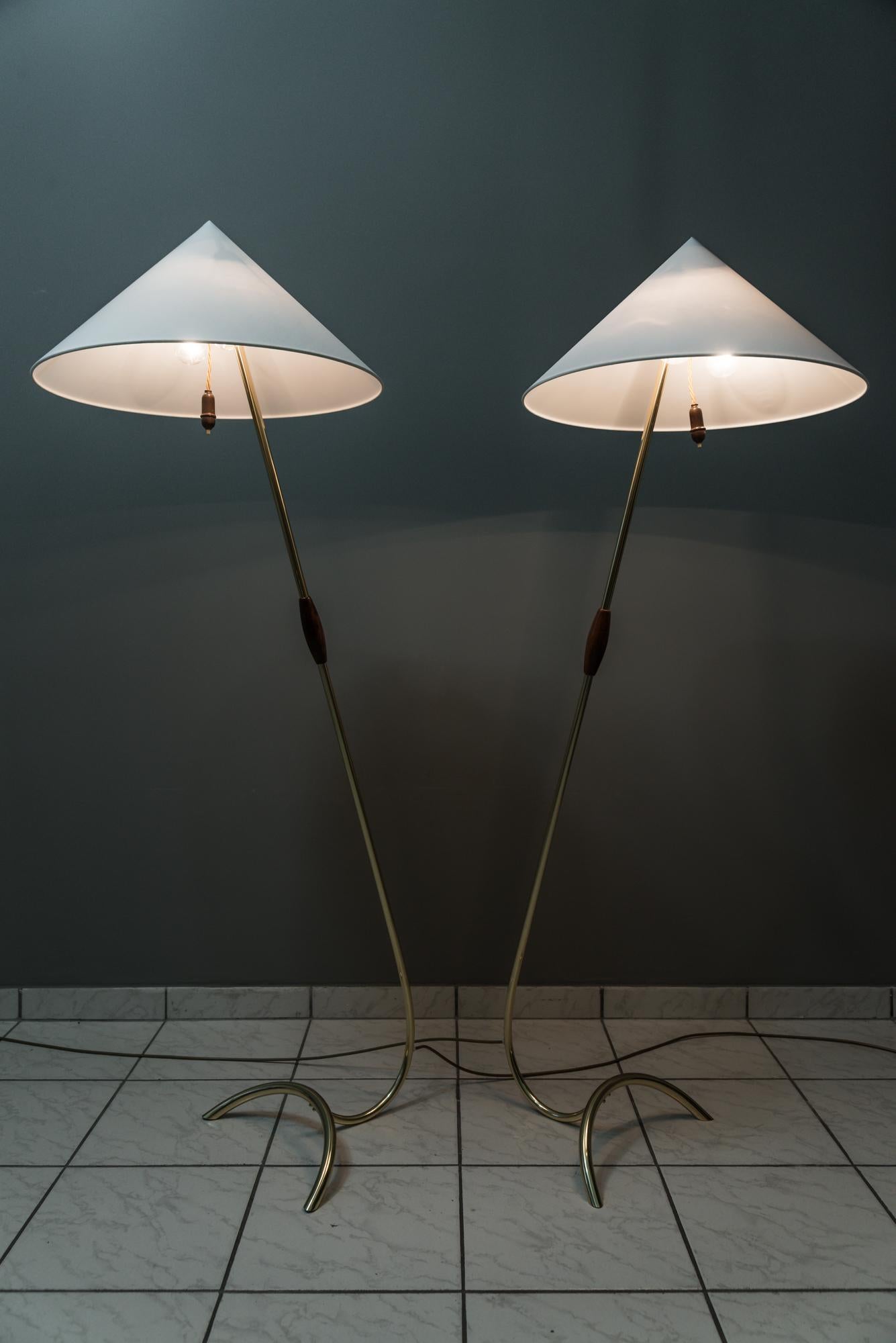 Two Rupert Nikoll floor lamps, circa 1950s
The floor lamps are polished and stove enamelled.
The shades are replaced (new).
The original wood handles are polished.
The floor lamps are in a excellent conditions.
Price is for the pair.