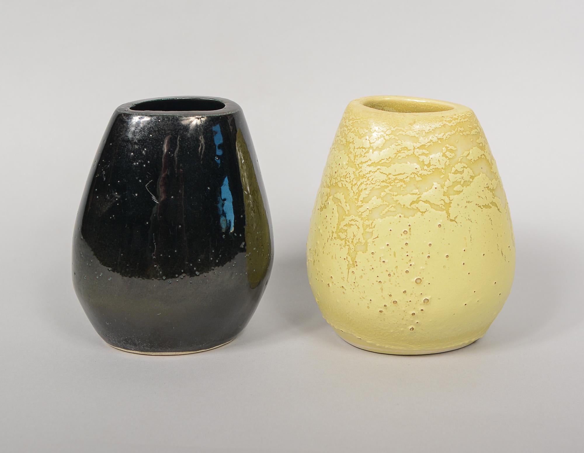 Mid-Century Modern Deux vases d'angle Russel Wright Bauer en vente