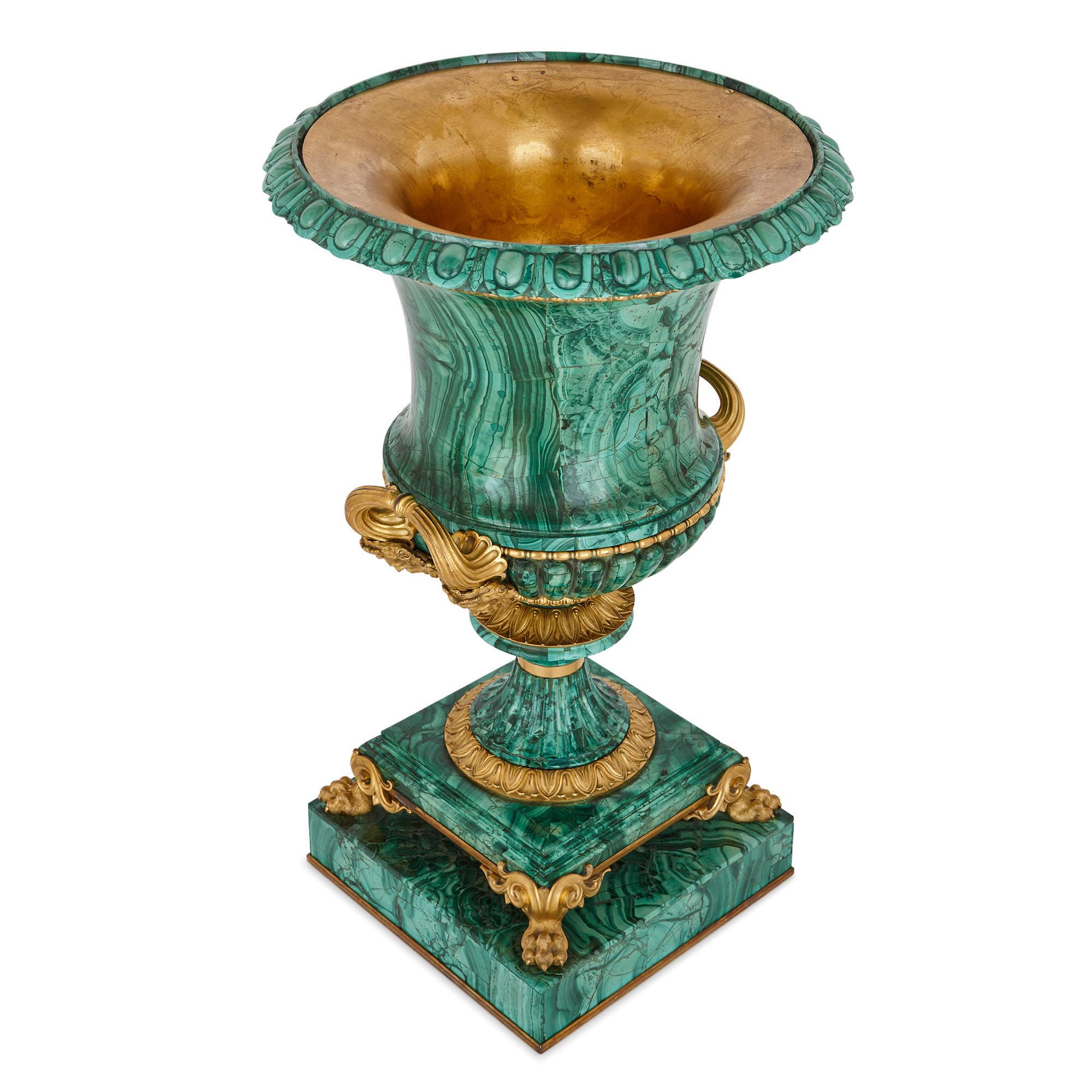 Neoclassico Due urne russe in malachite e bronzo dorato, disegnate da Galberg in vendita