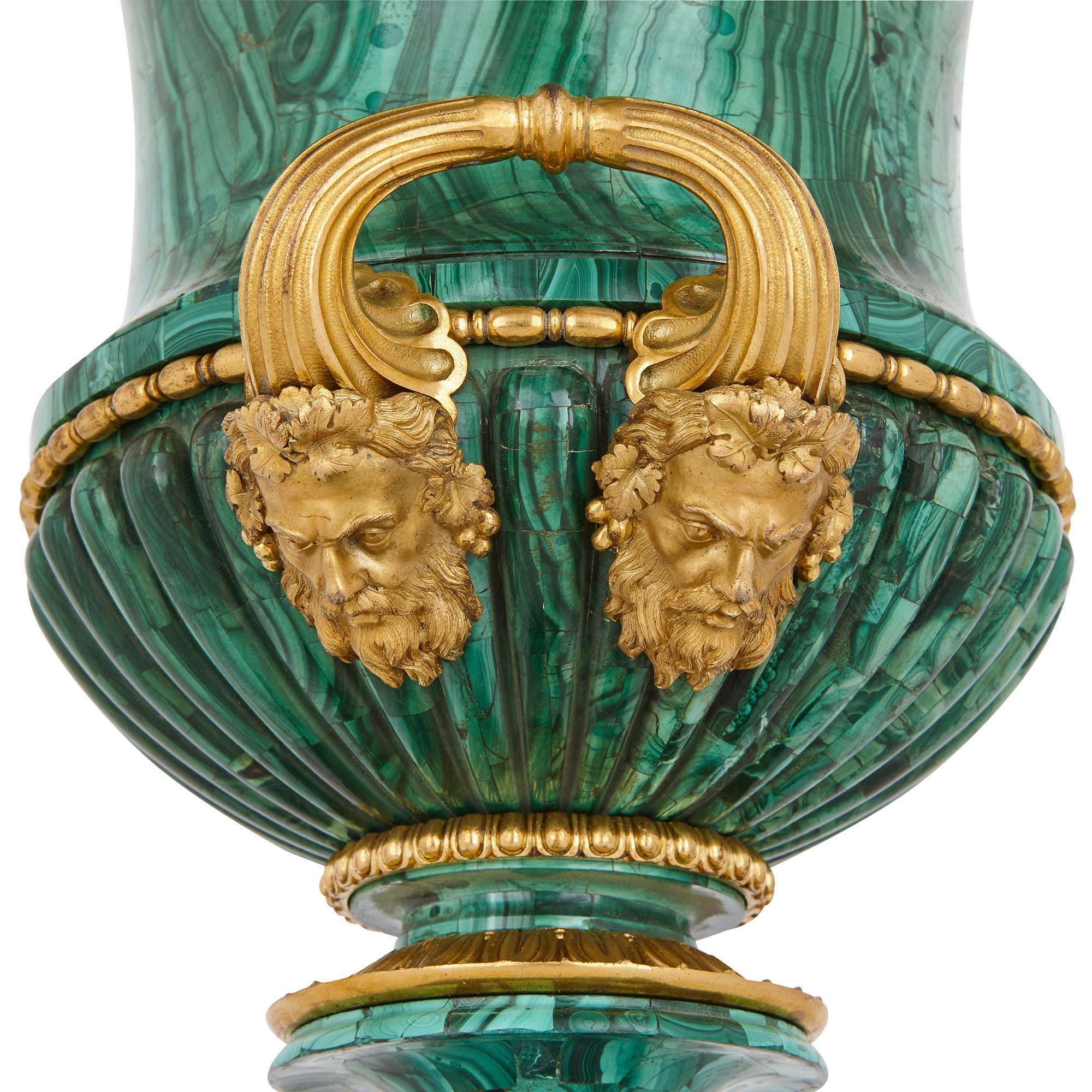 Doré Deux urnes russes en malachite et bronze doré, conçues par Galberg en vente