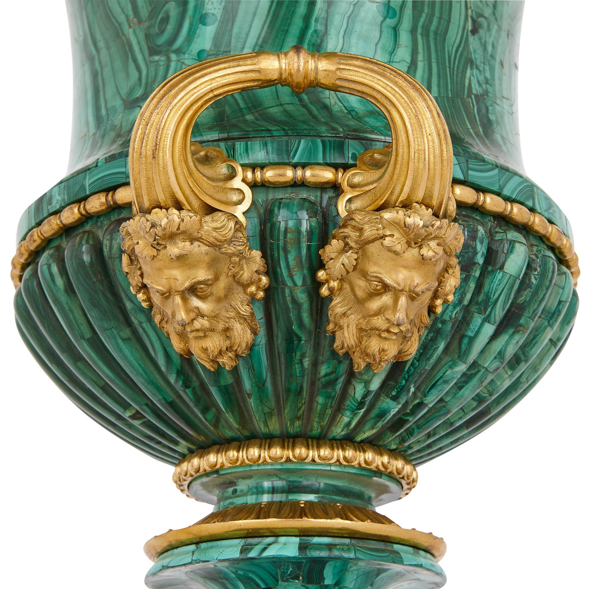 Dorato Due urne russe in malachite e bronzo dorato, disegnate da Galberg in vendita