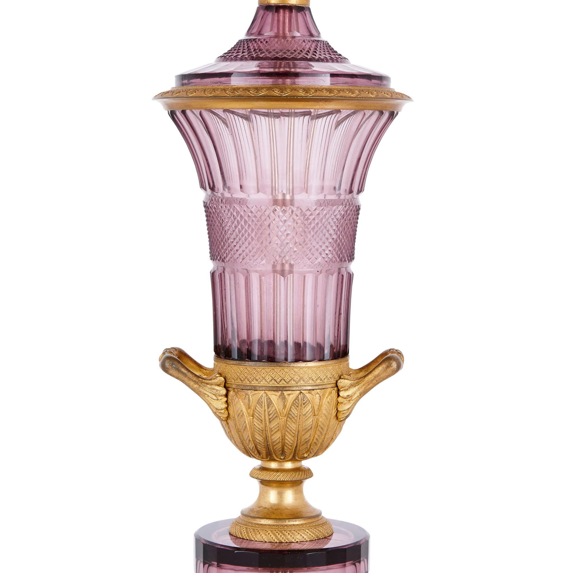 Néoclassique Deux lampes autrichiennes en verre taillé violet et bronze doré en vente