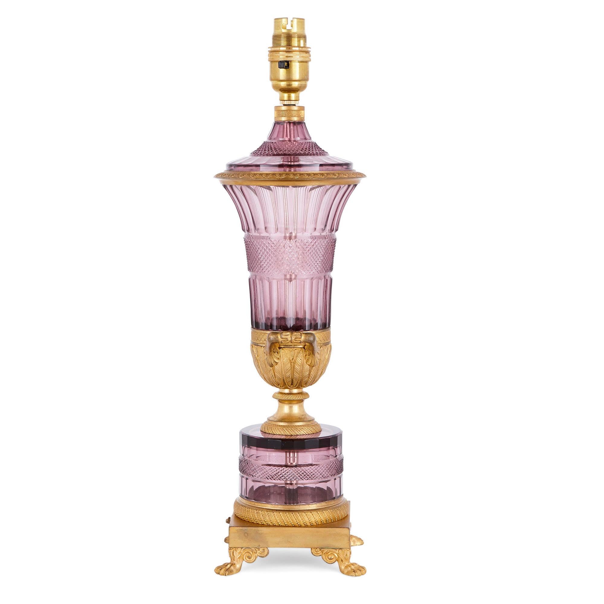 Doré Deux lampes autrichiennes en verre taillé violet et bronze doré en vente