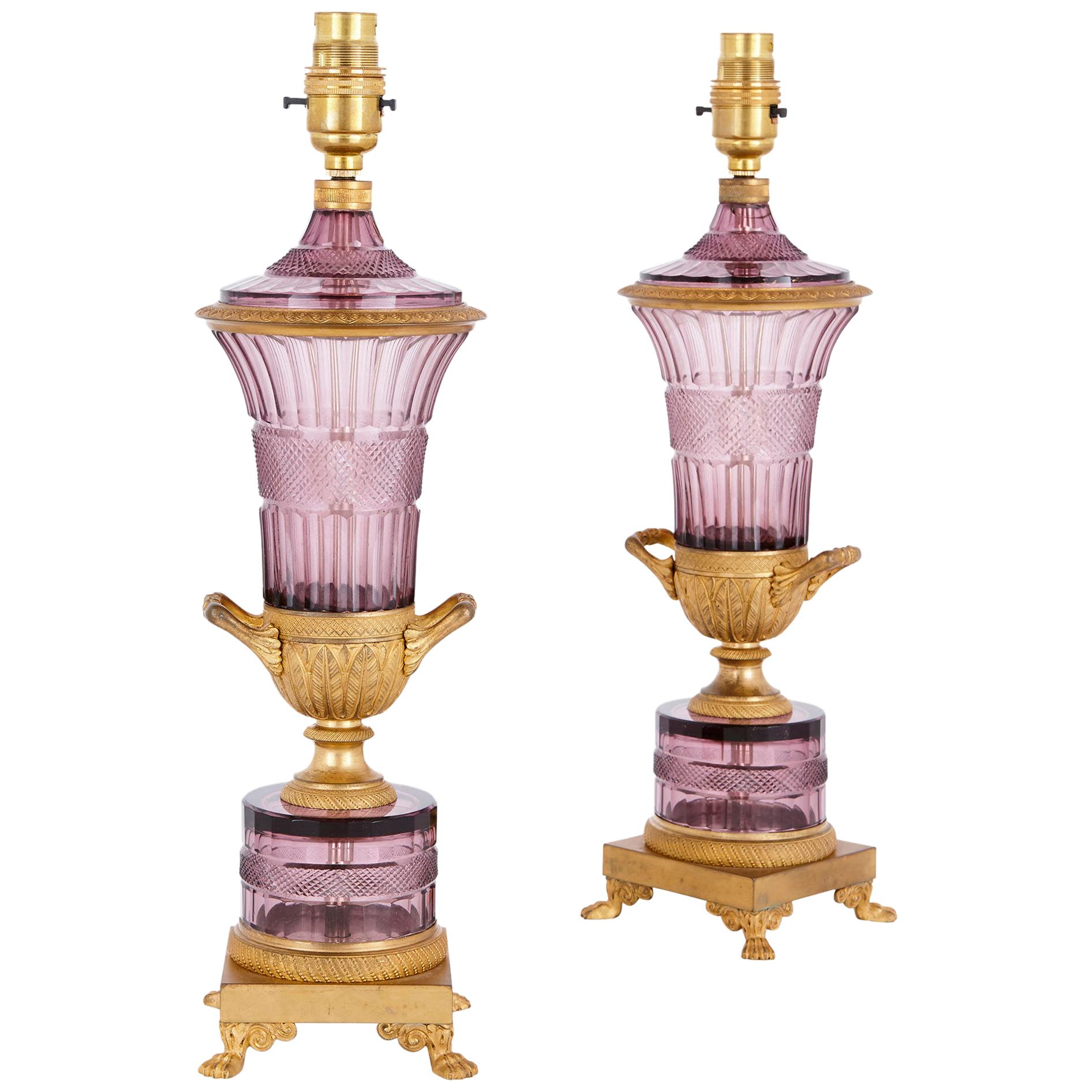Deux lampes autrichiennes en verre taillé violet et bronze doré en vente