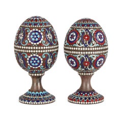 Due uova di Pasqua russe in argento dorato e smalto cloisonné su supporto