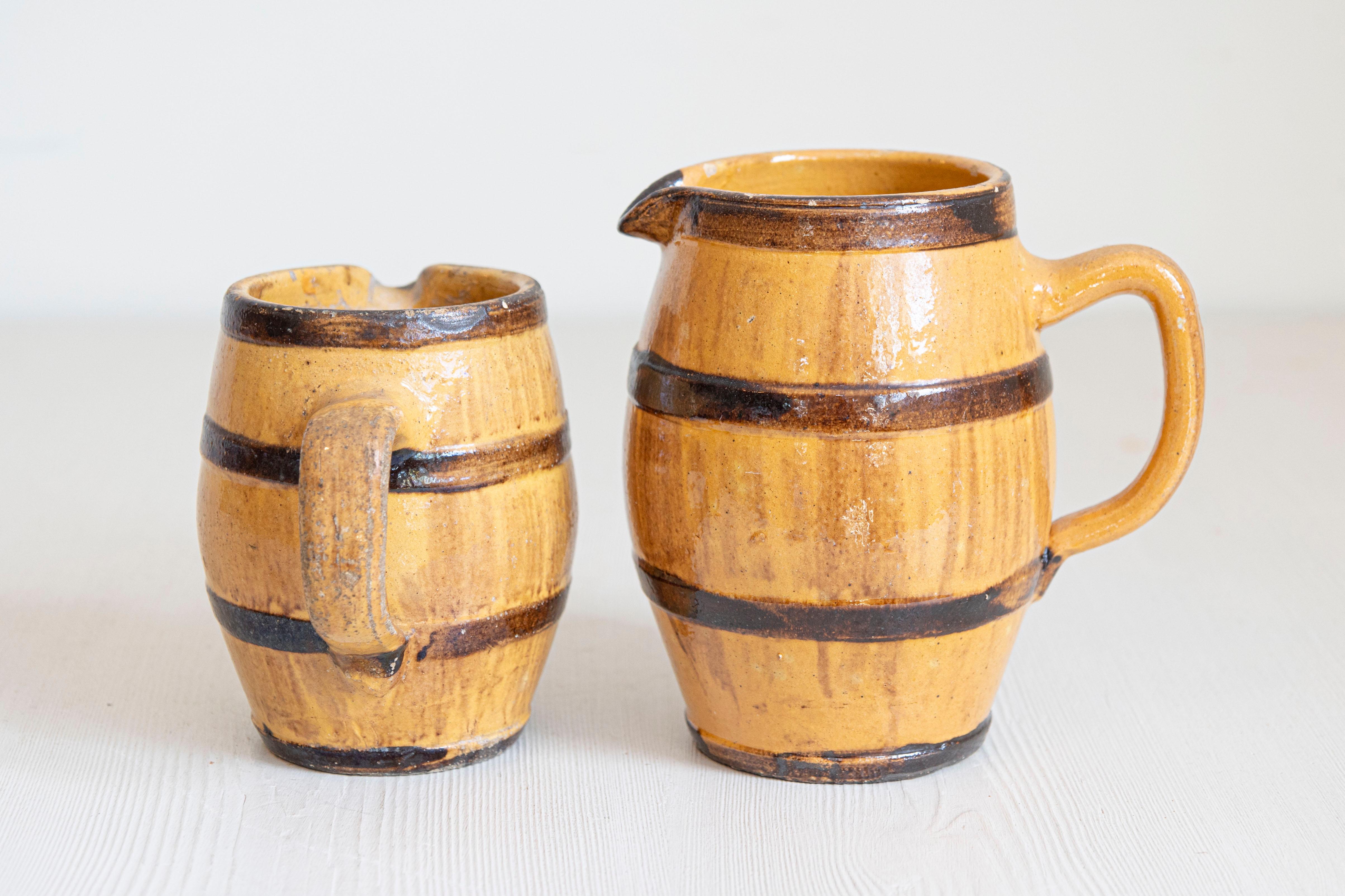 Français Deux pichets rustiques en poterie française du 19e siècle à glaçure jaune et Brown en vente
