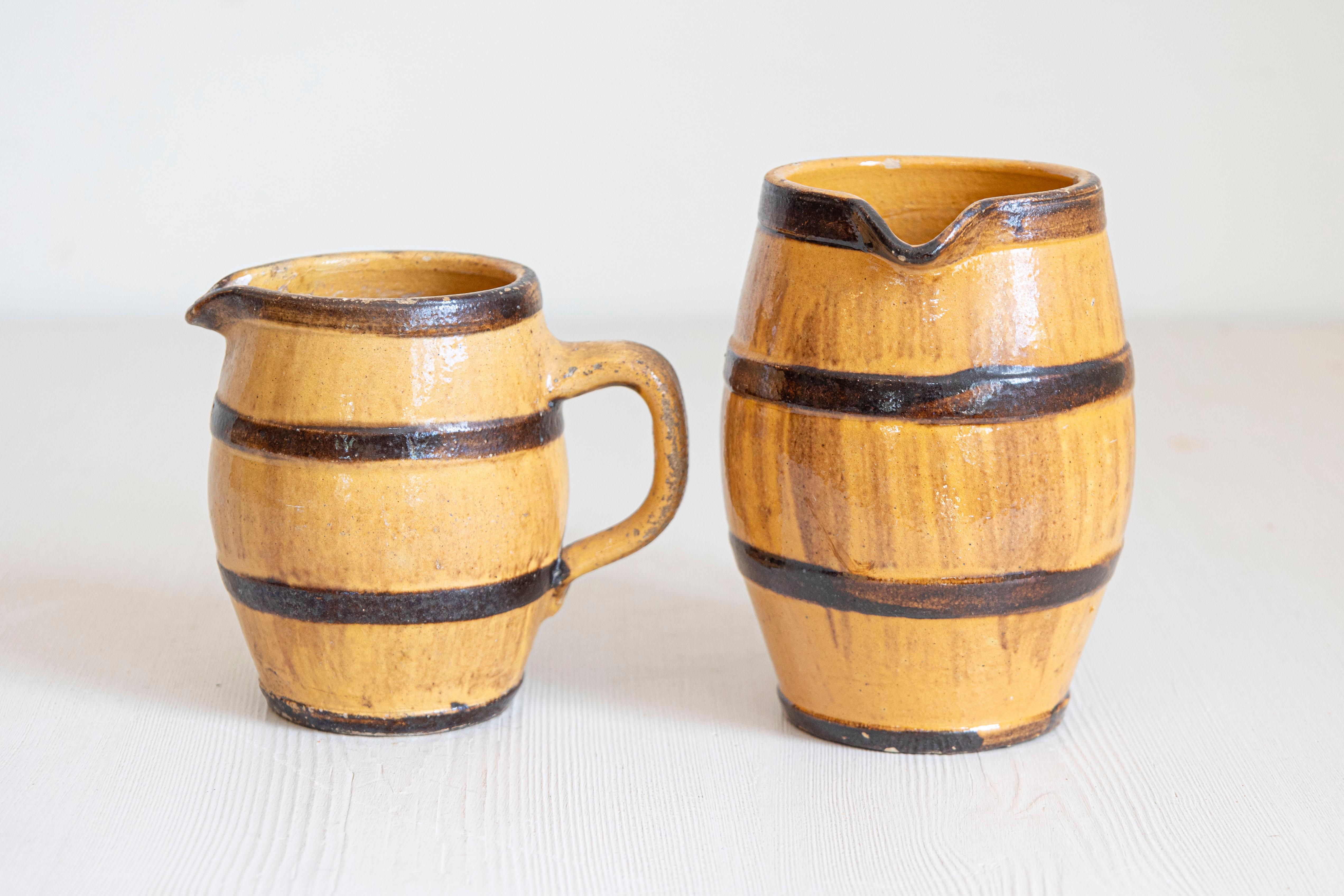 Vernissé Deux pichets rustiques en poterie française du 19e siècle à glaçure jaune et Brown en vente