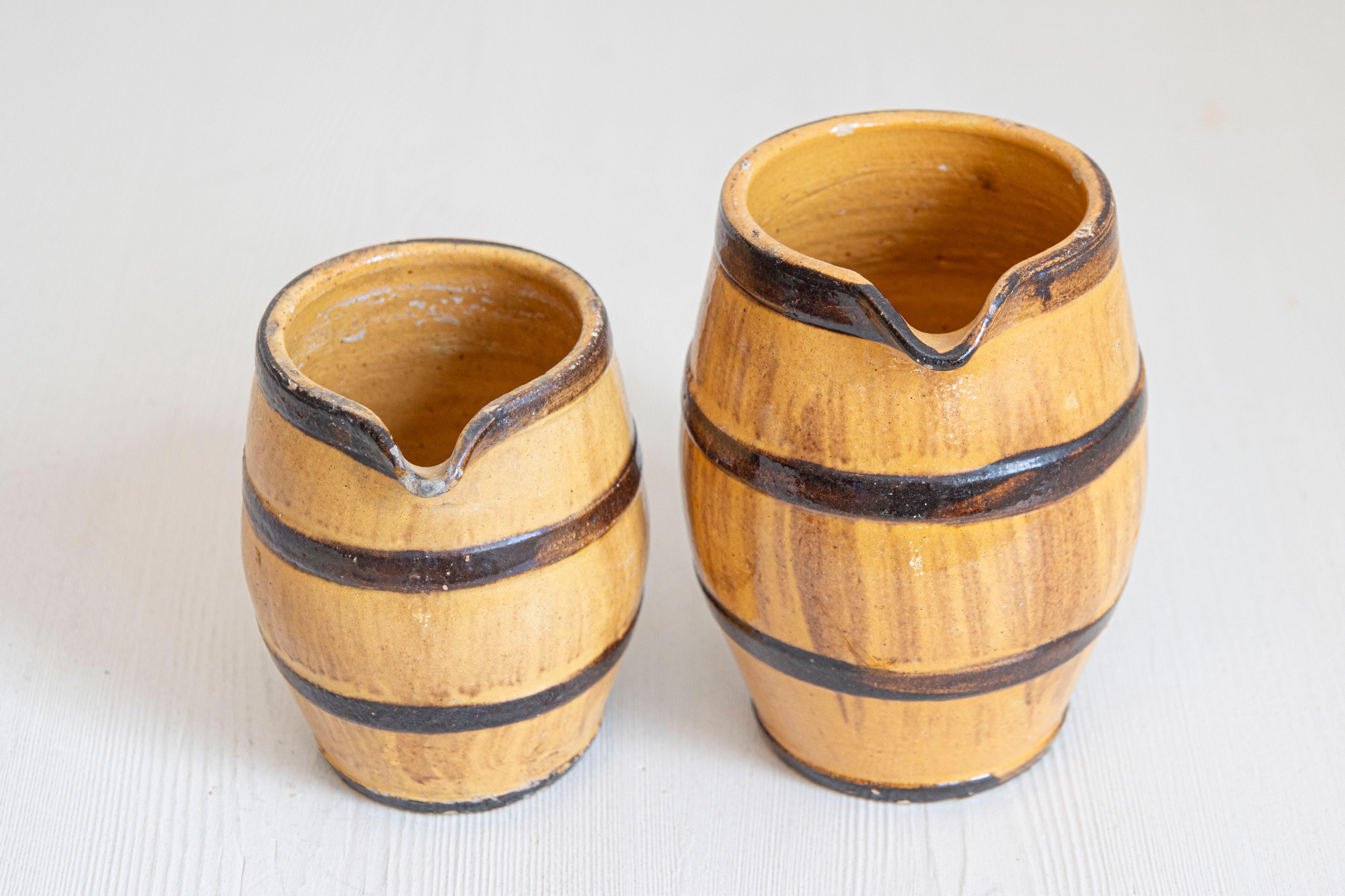 Deux pichets rustiques en poterie française du 19e siècle à glaçure jaune et Brown Bon état - En vente à Atlanta, GA