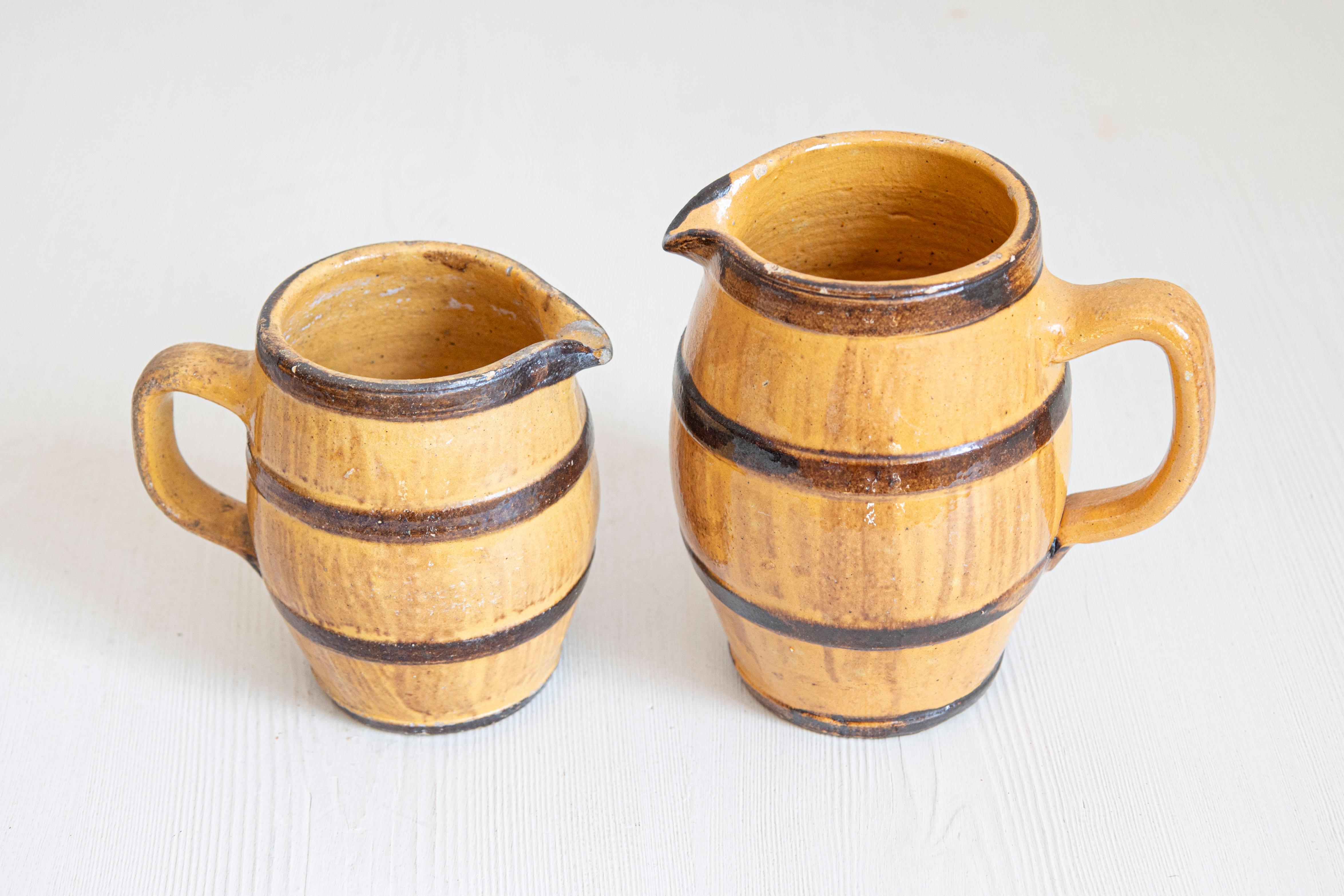 XIXe siècle Deux pichets rustiques en poterie française du 19e siècle à glaçure jaune et Brown en vente