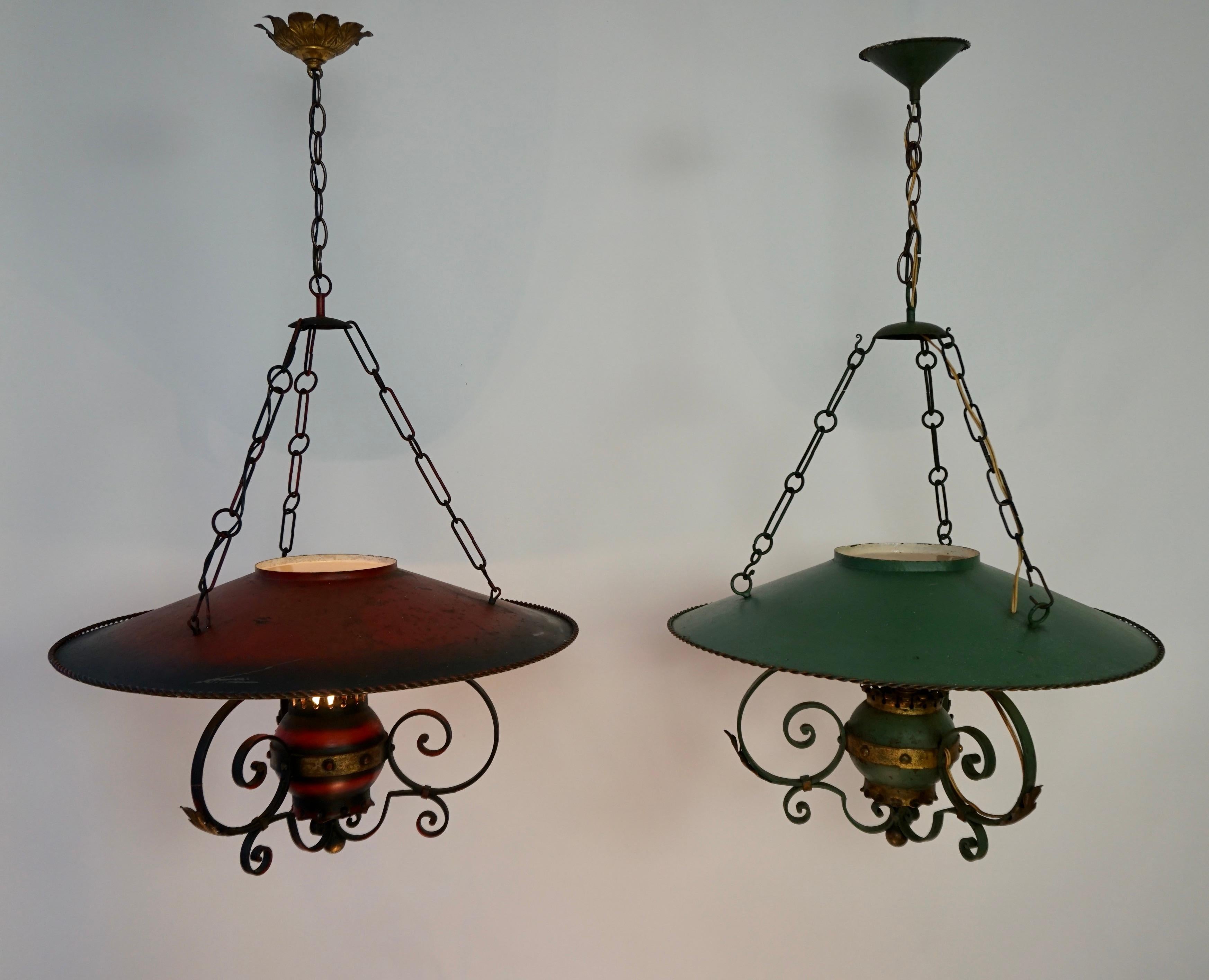 Due lampadari a una luce in ferro battuto in stile rustico francese. Si tratta di un bel lampadario in ferro pesante con un design a foglie d'acanto e una lavorazione a volute in ferro. È di buone dimensioni e ha una finitura colorata e verniciata.