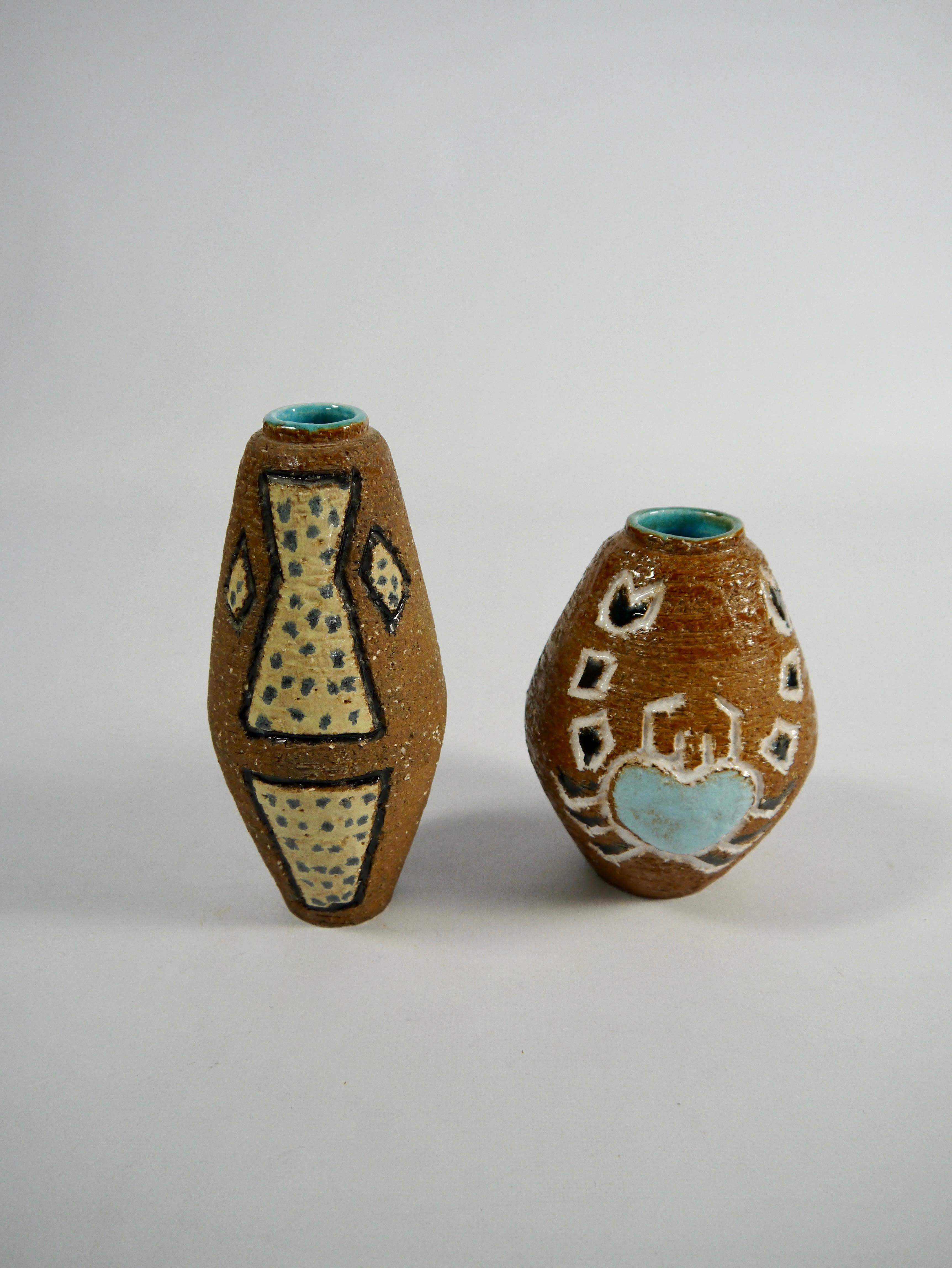 Deux vases en céramique fabriqués en Norvège, années 1960. Indigène, rustique, boho chic, style wabi sabi. 