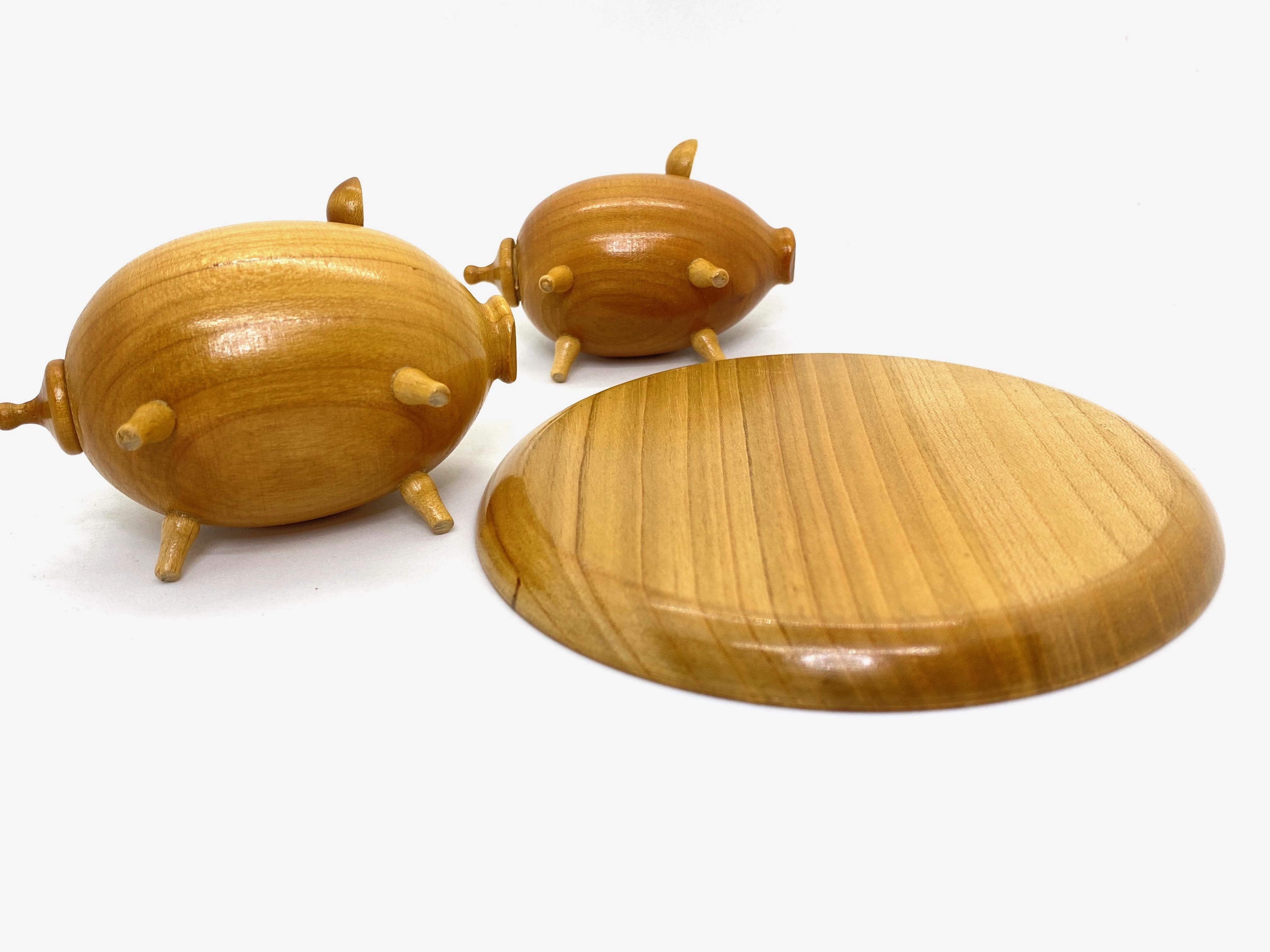 Two Salt and Paper Shaker Pigs on Tray, Wood Danish Design, 1960s In Good Condition For Sale In Nuernberg, DE