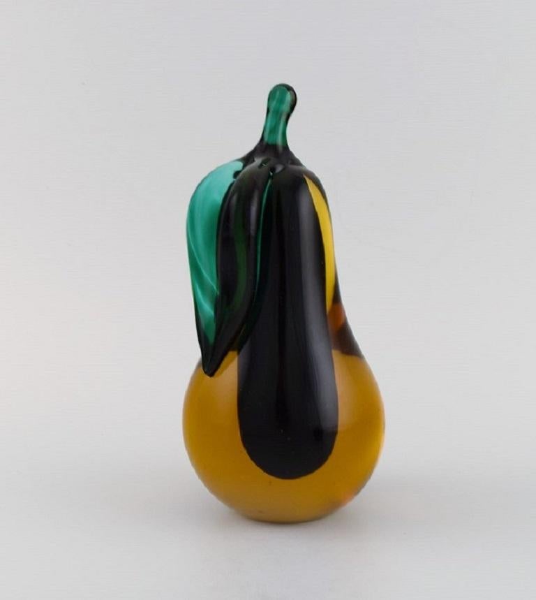 Two Salviati Murano sculptures / bookends in mouth blown art glass.
Apple and pear. Italian design, 1960s.
The pear measures: 20.5 x 9.5 cm.
In excellent condition.