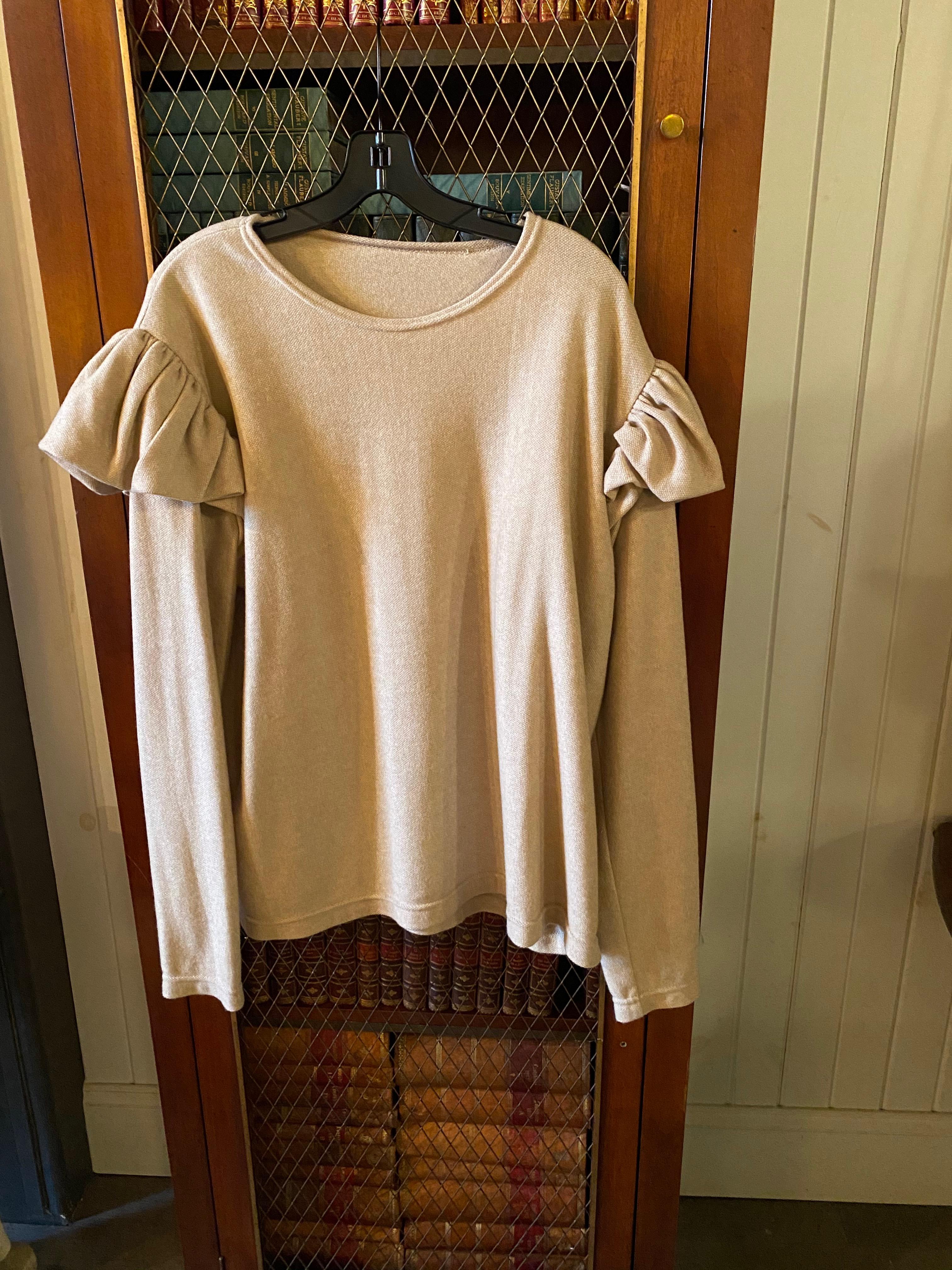 Blanc Deux pulls en cachemire Sam Kori George.  Noir et crème avec détail en forme de bouchon. en vente