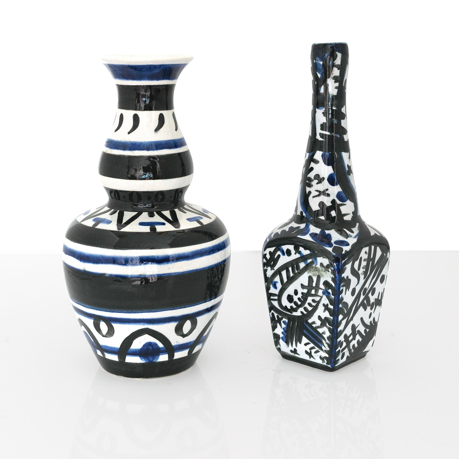 Zwei avantgardistische handdekorierte Keramikvasen von Edward Hald aus den 1920er Jahren. Hold verwendete blaue und schwarze Glasuren auf weißen Scherben, um abstrakte und geometrische Muster zu schaffen, hergestellt von Rorstrand 1920, Schweden