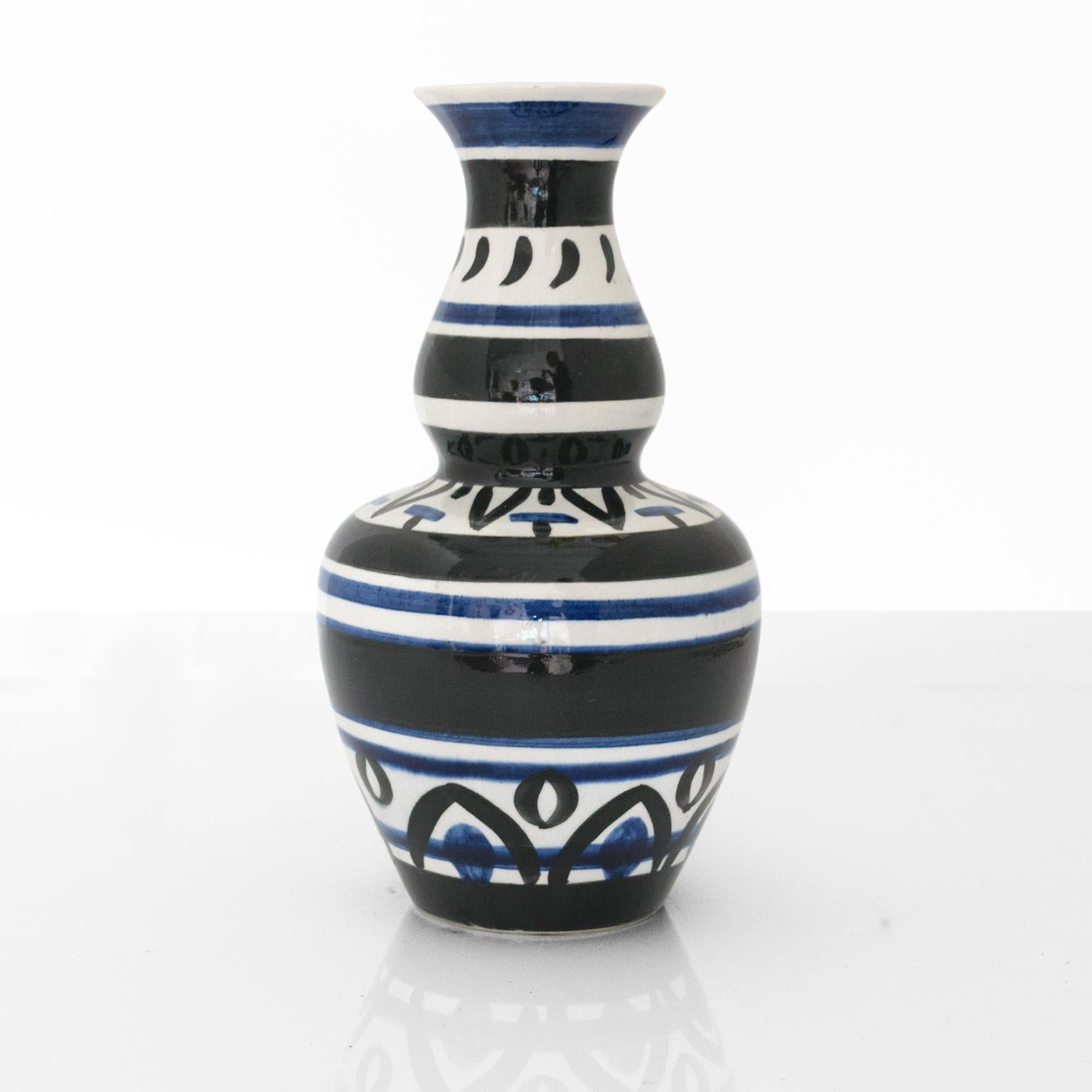 Scandinavo Due vasi scandinavi moderni in ceramica decorata a mano Edward Hald, anni '20 circa in vendita