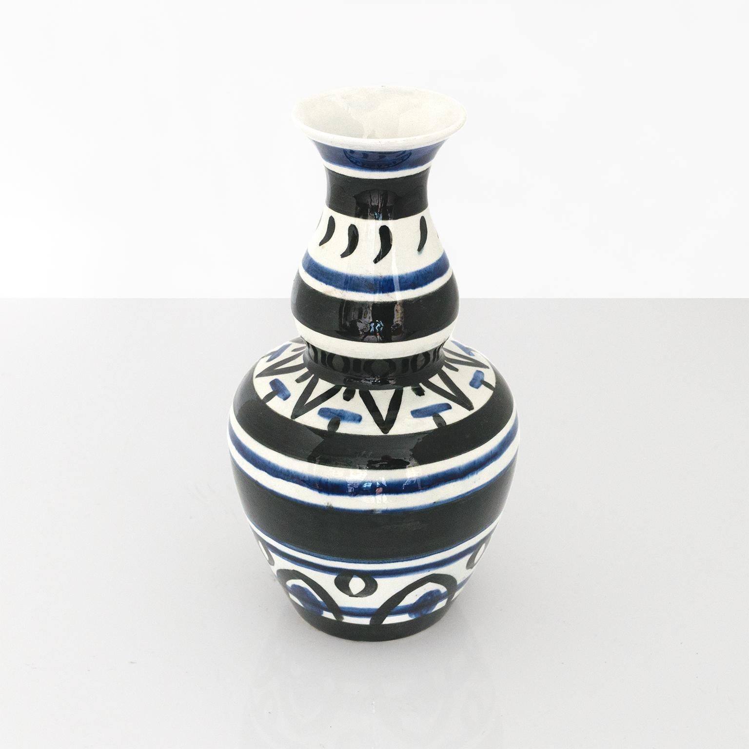 Due vasi scandinavi moderni in ceramica decorata a mano Edward Hald, anni '20 circa In condizioni buone in vendita a New York, NY