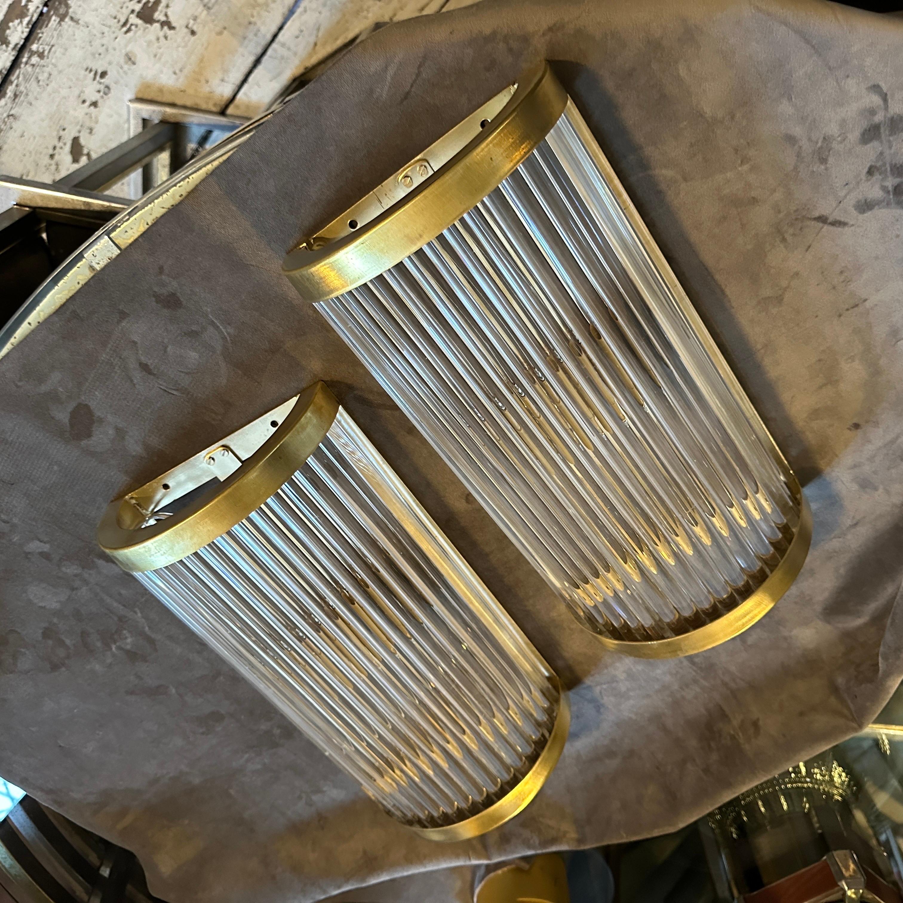 Due lampade da parete italiane in ottone e vetro in stile Sciolari della metà del secolo scorso in vendita 2