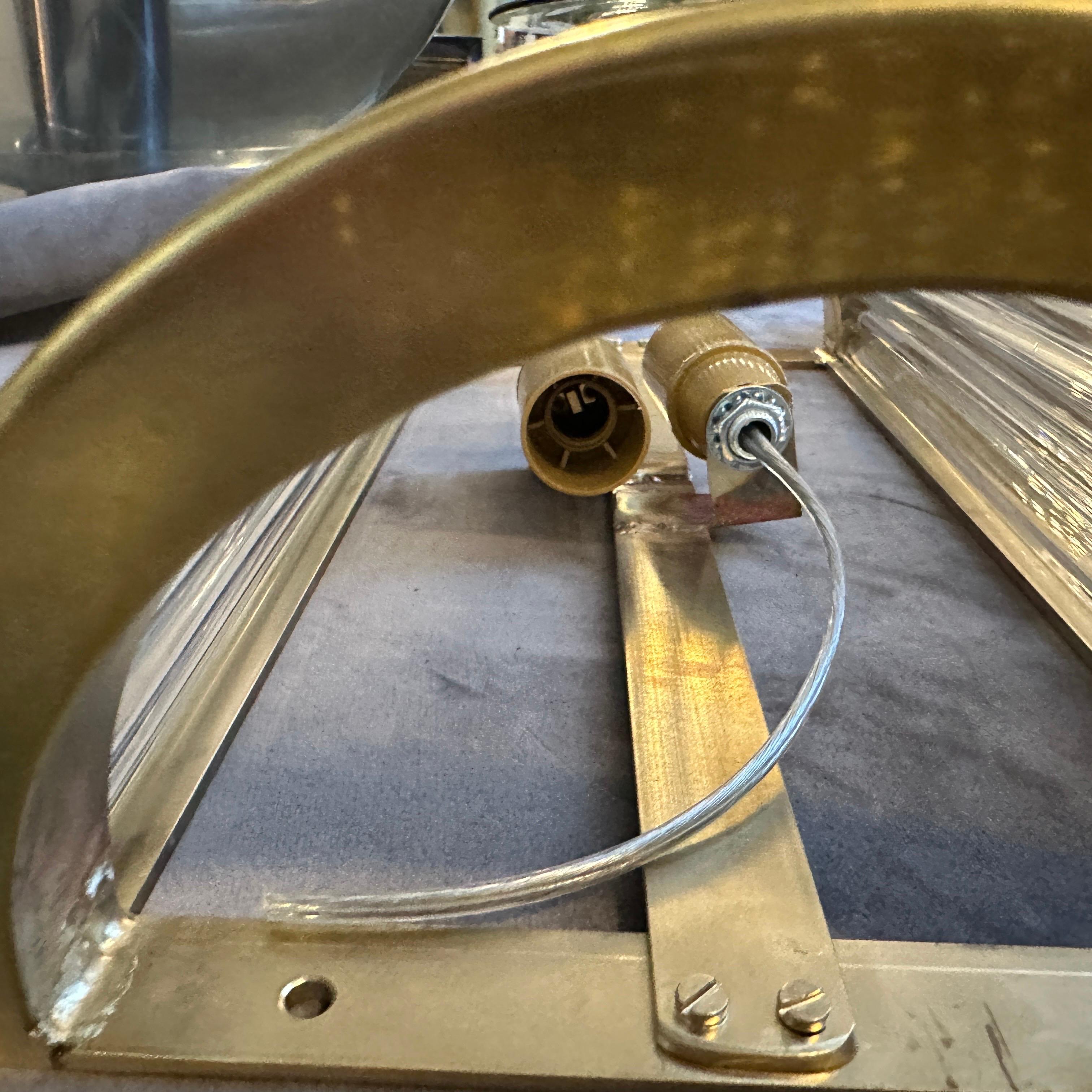 Due lampade da parete italiane in ottone e vetro in stile Sciolari della metà del secolo scorso in vendita 1