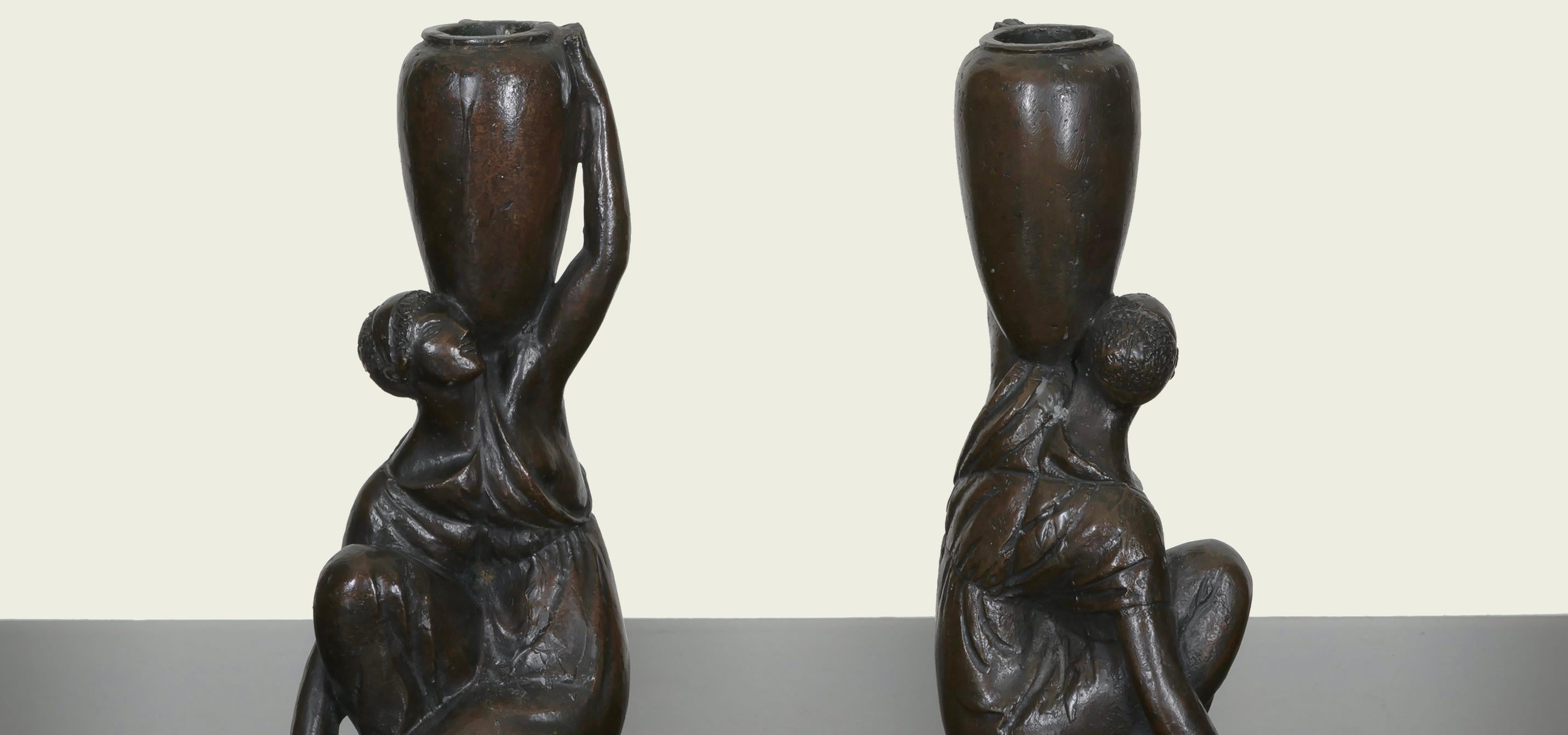 Bronzo Due candelieri scultorei in bronzo di Cecil de Blaquiere Howard, datati 1919 in vendita