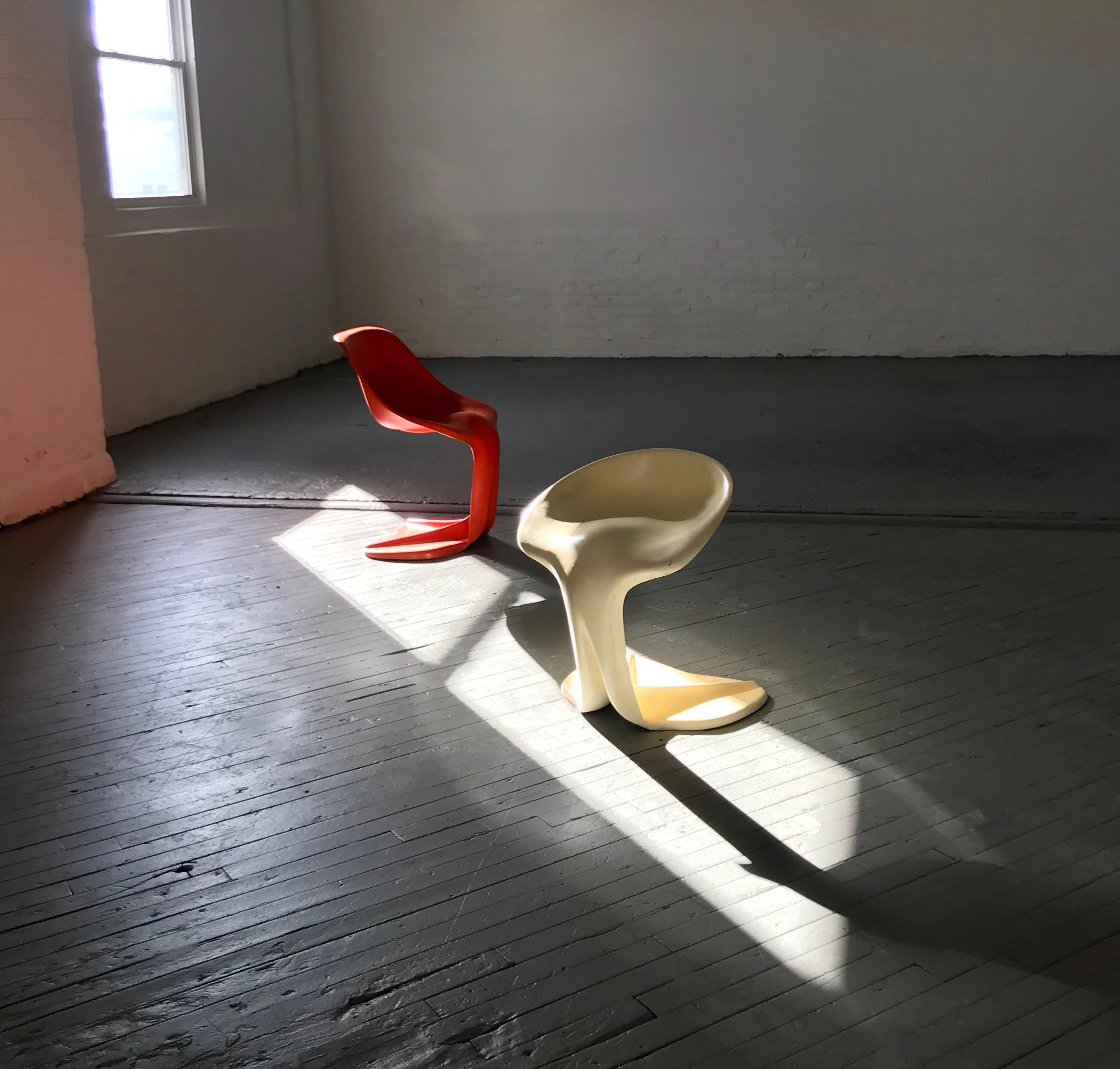 Deux chaises sculpturales en fibre de verre de Jean Dudon, France, 1970 en vente 4