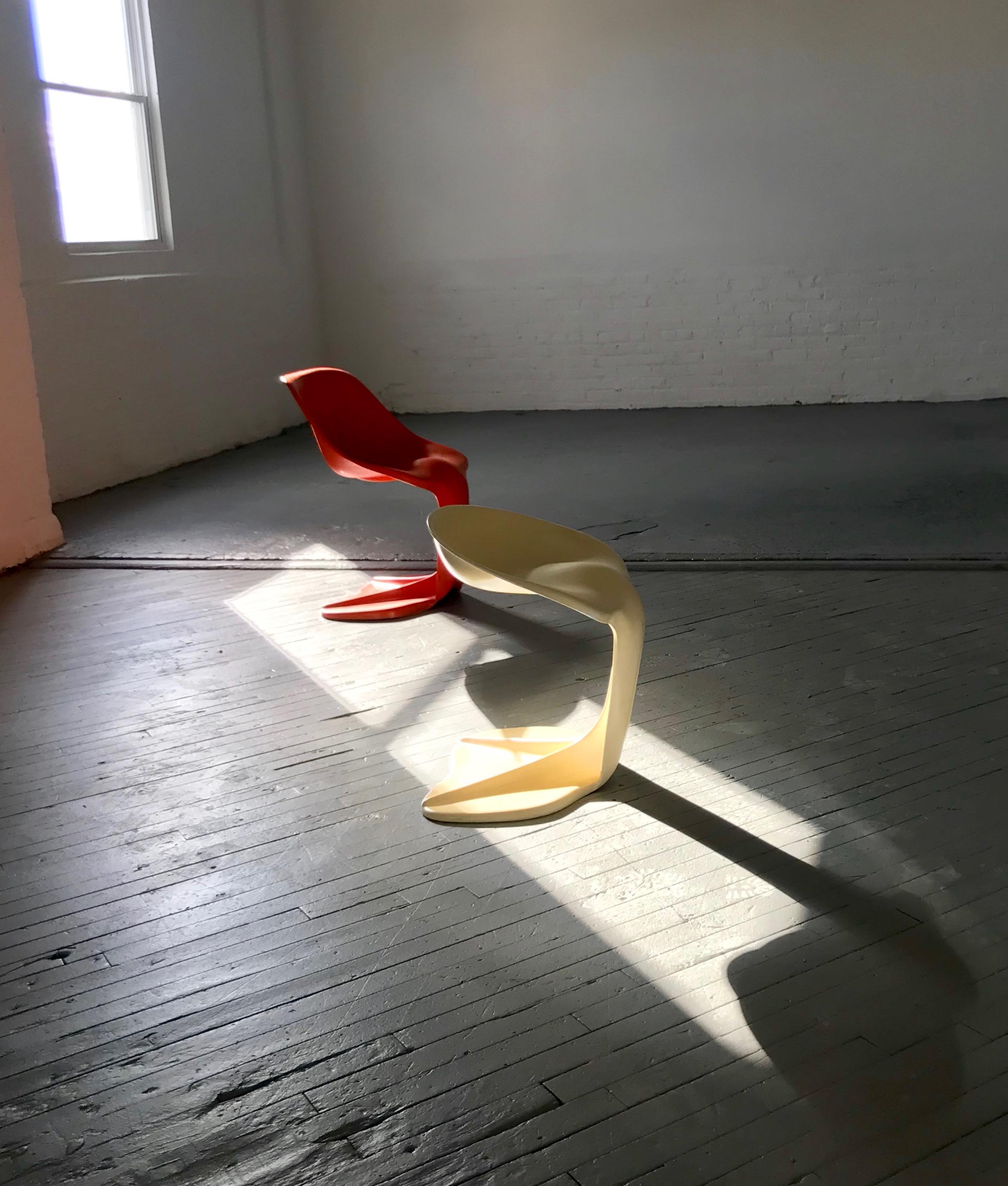 Two Sculptural Fiberglass Chairs by Jean Dudon, France, 1970 For Sale 4
