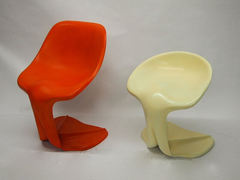 Ein Paar Stühle für Sie und Ihn, entworfen 1970 von Jean Dudon, aus geformtem Fiberglas mit Gel-Beschichtung  eine in Orange, die andere in Off-White
Dokumentiert in 