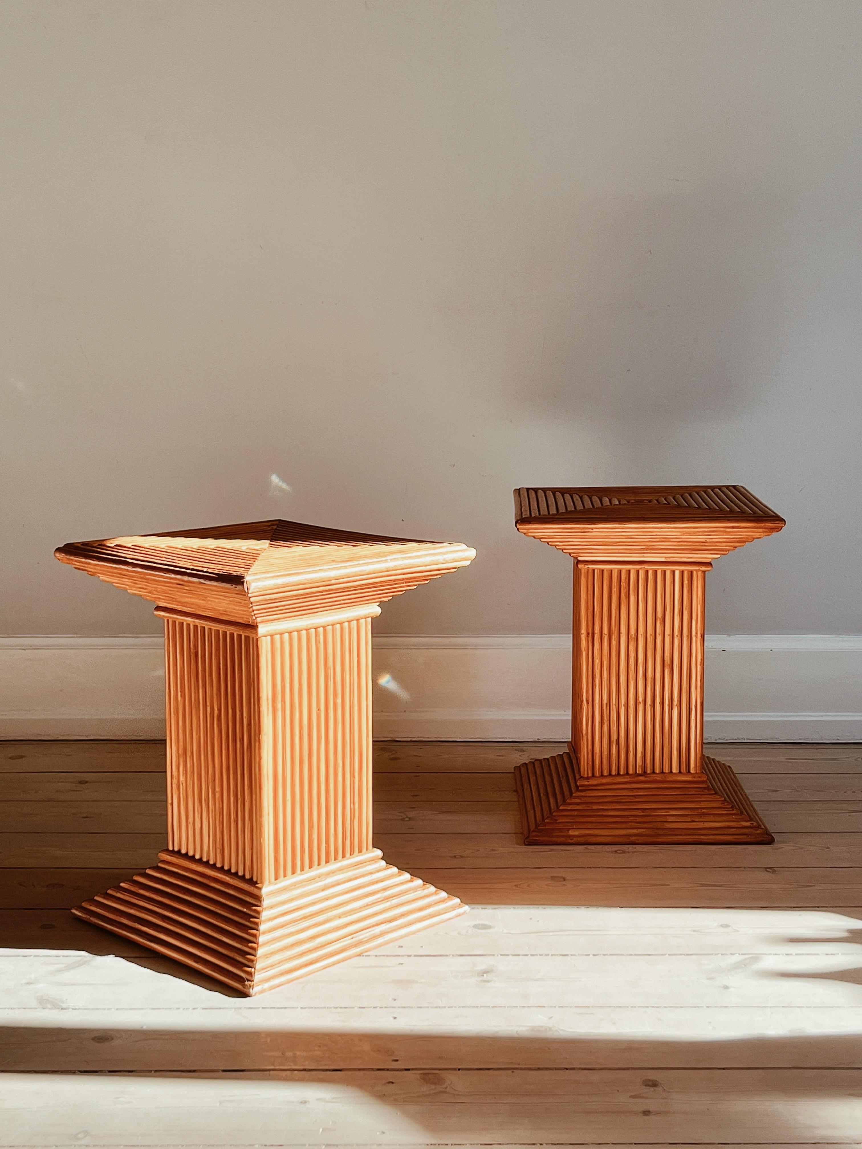 Set aus drei skulpturalen italienischen Beistelltischen / Hockern / Nachttischen aus Bambus. (Moderne) im Angebot