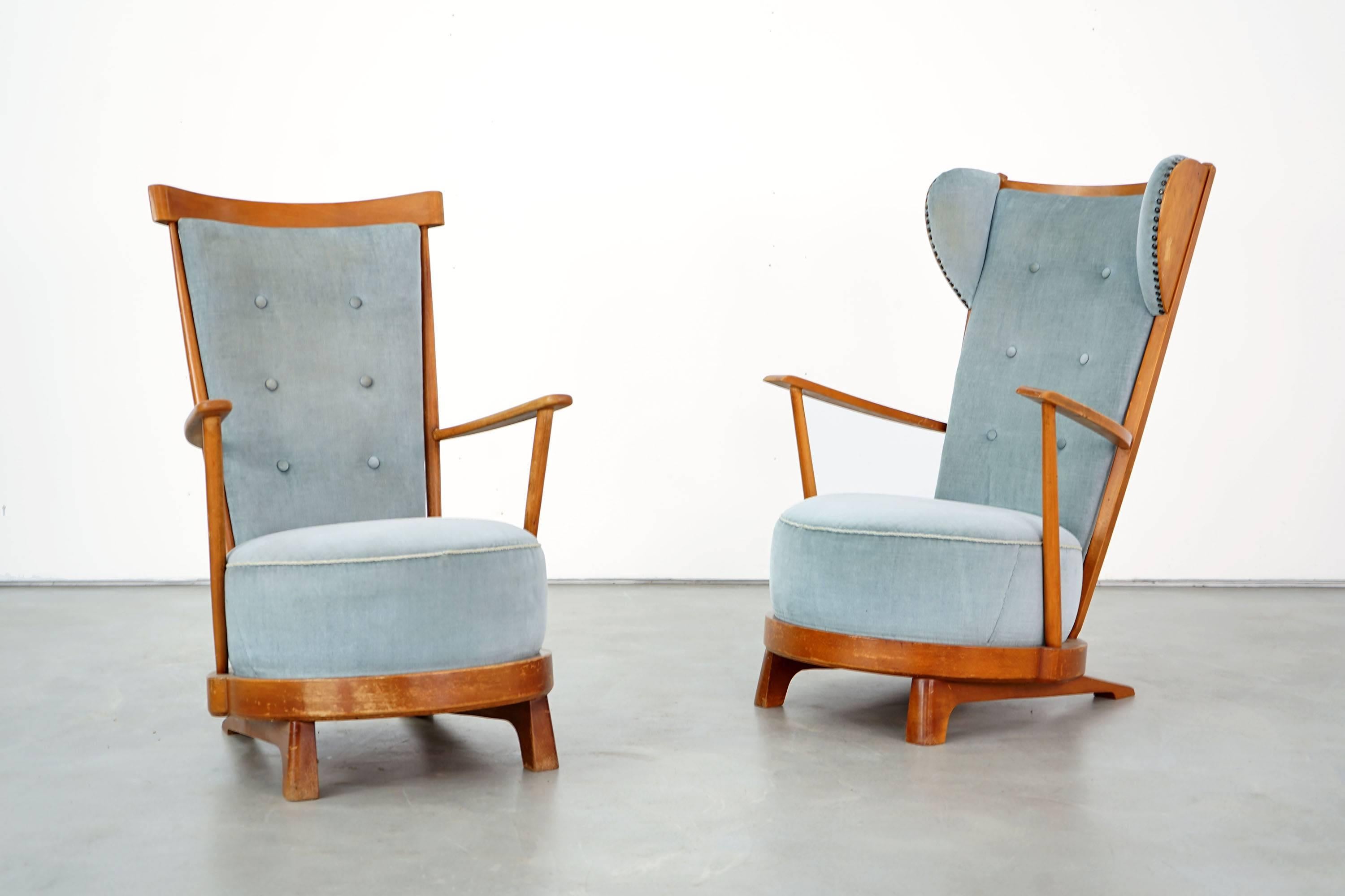 Two sculptural slipper chairs from the 1940s, midcentury design. Beechwood covered with velor.
The offer refers to both slipper chairs shown. Attention: The two chairs differ from each other and therefore have different