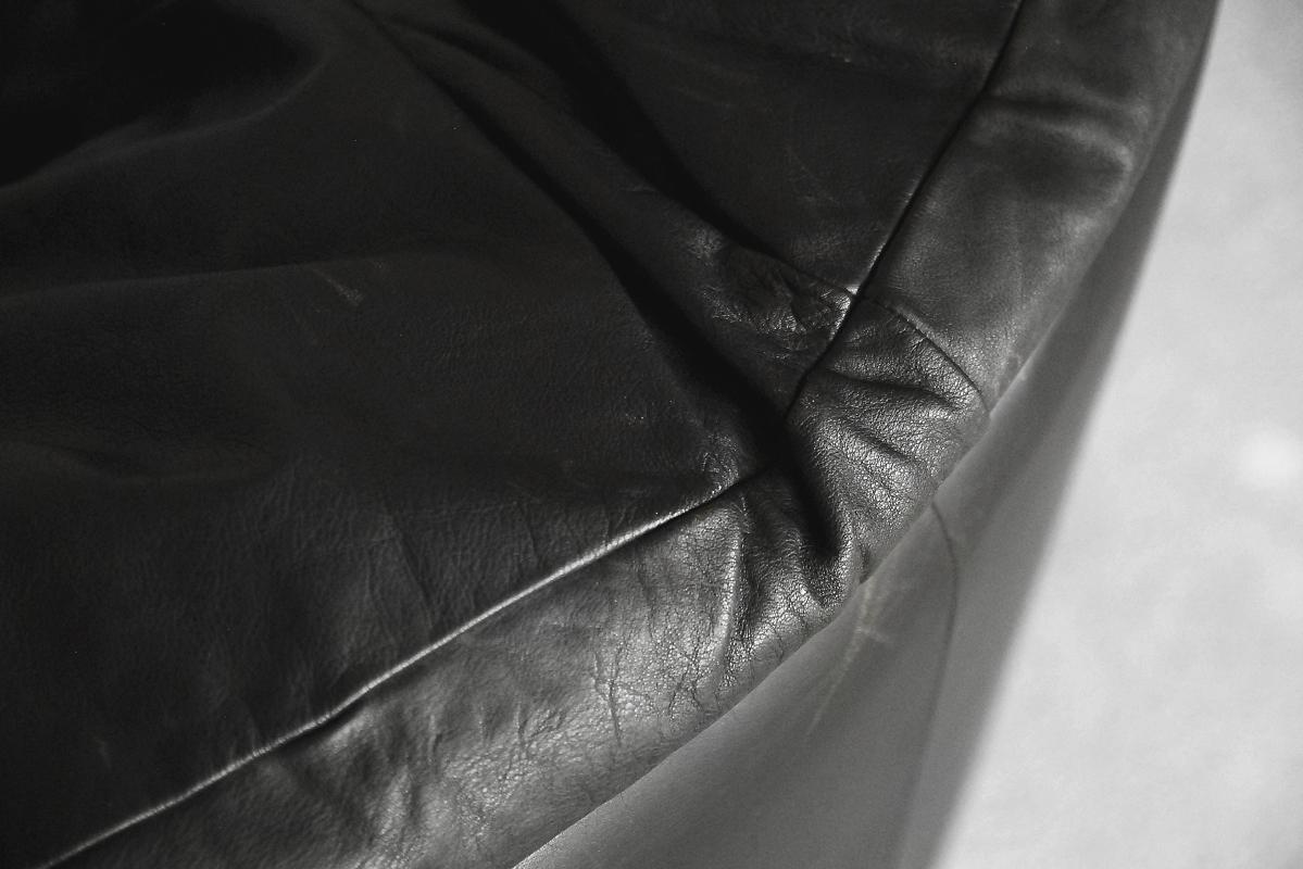 Two-Seat Black Leather Swiss Sofa by De Sede, 1980s (Ende des 20. Jahrhunderts)