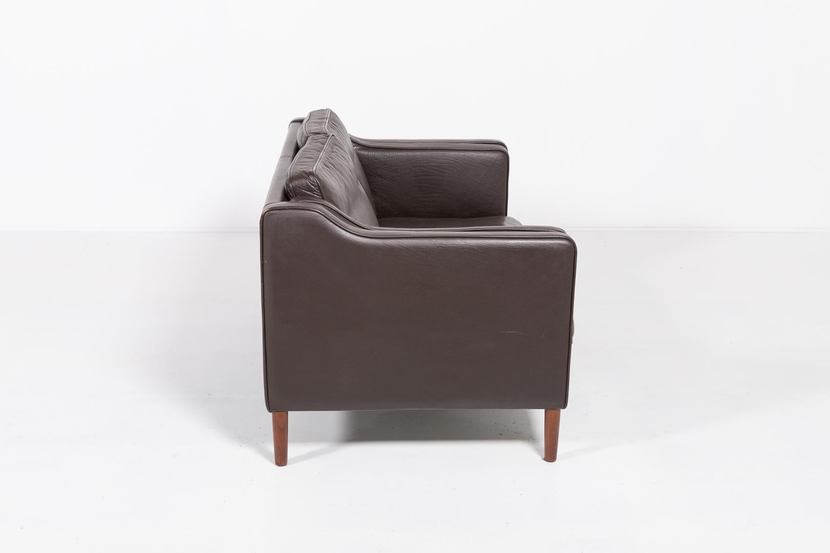Canapé deux places en cuir brun de Mogens Hansen, Danemark Bon état - En vente à TOLLEBEEK, NL