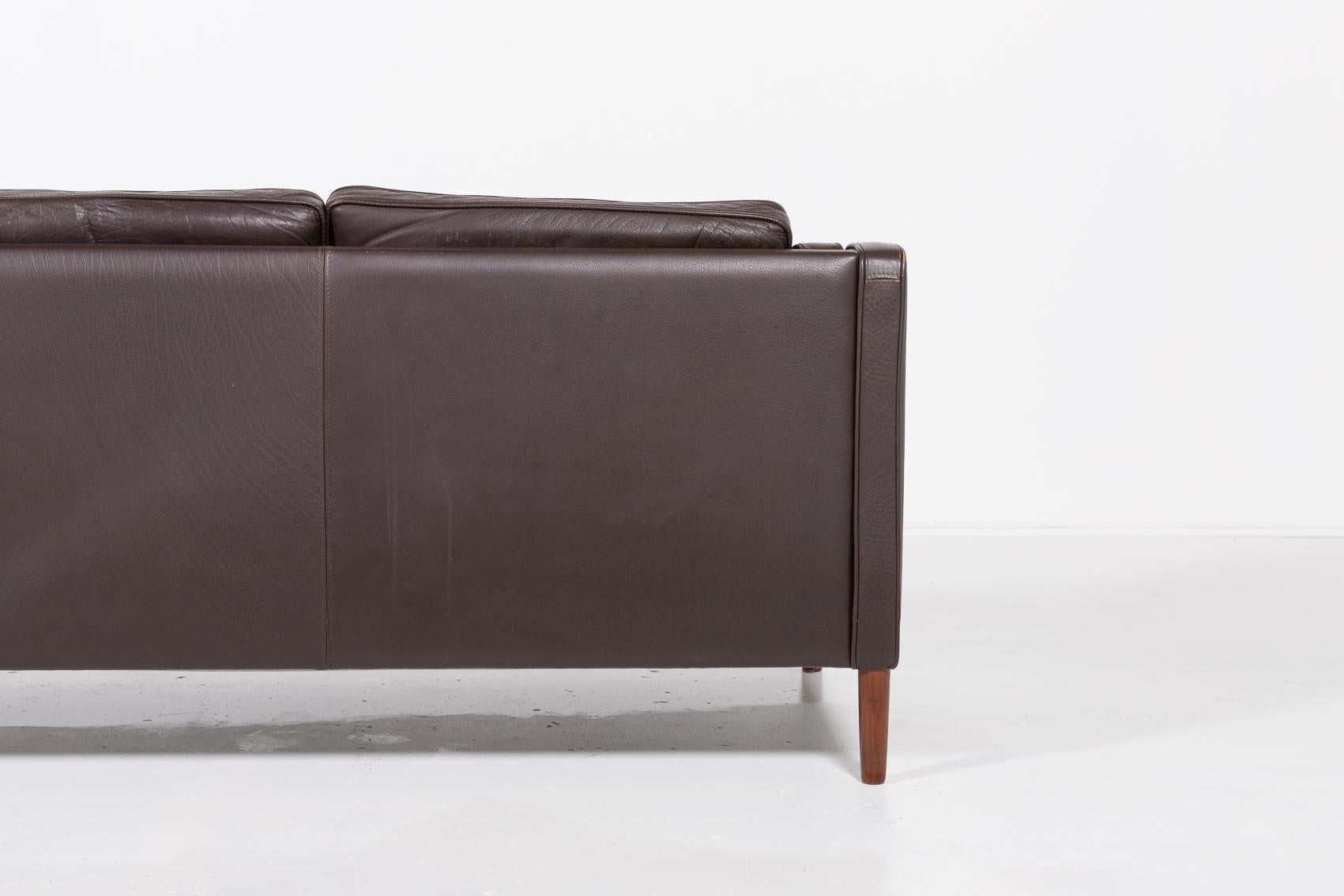 Two seat brown leather sofa from Mogens Hansen, Denmark For Sale 1